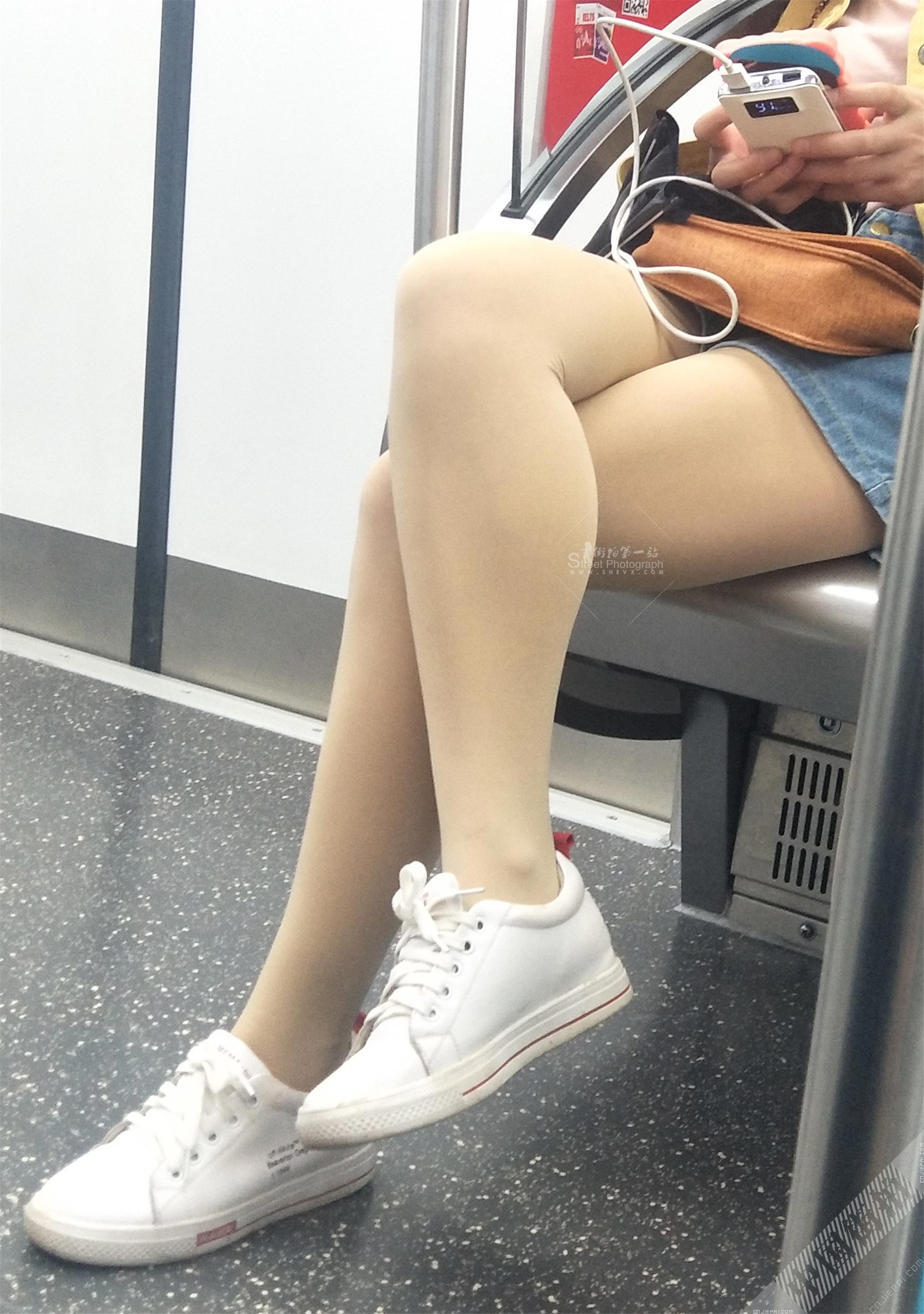 地铁对面的肤色裤袜热裤美女 图3