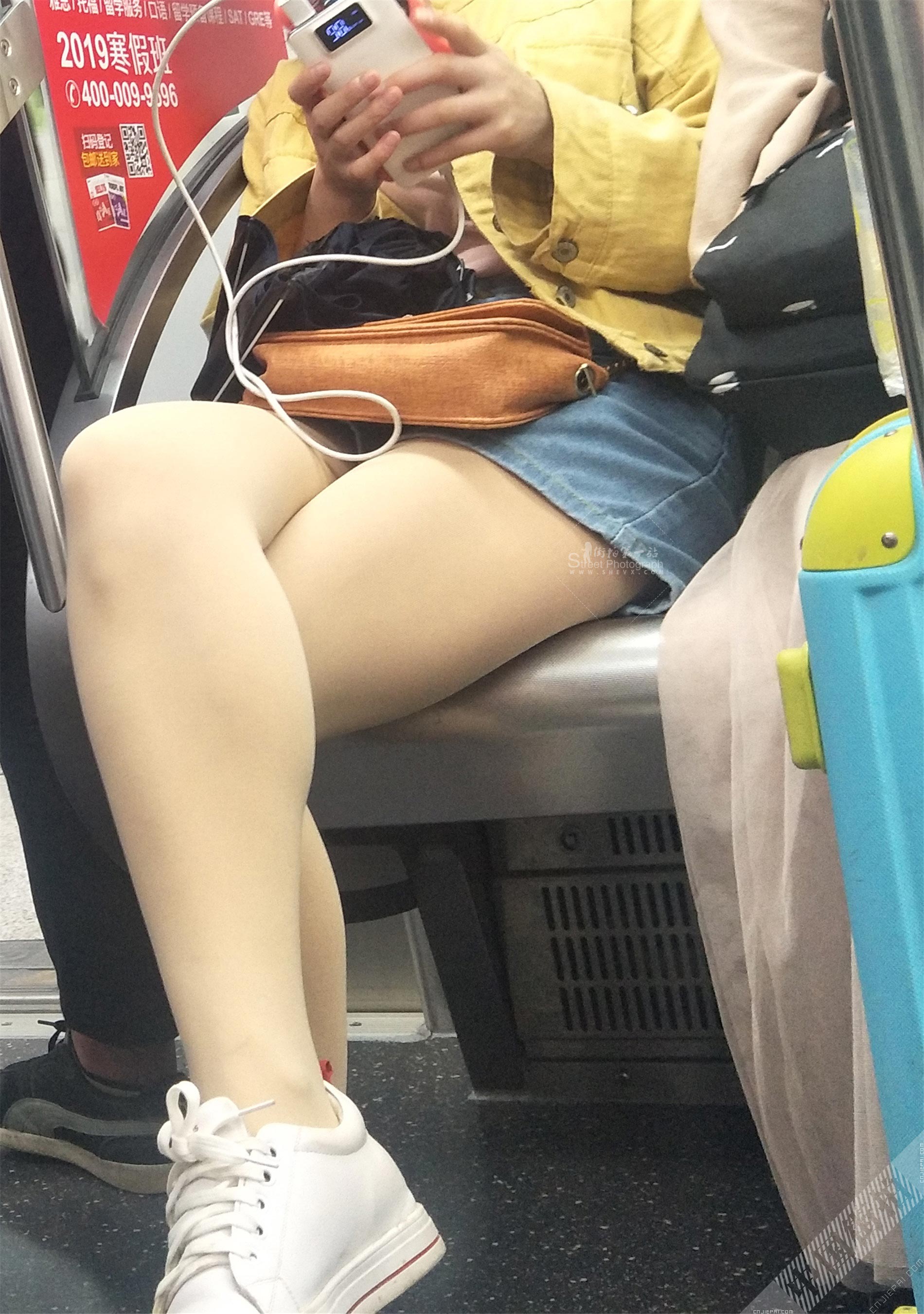 地铁对面的肤色裤袜热裤美女 图4