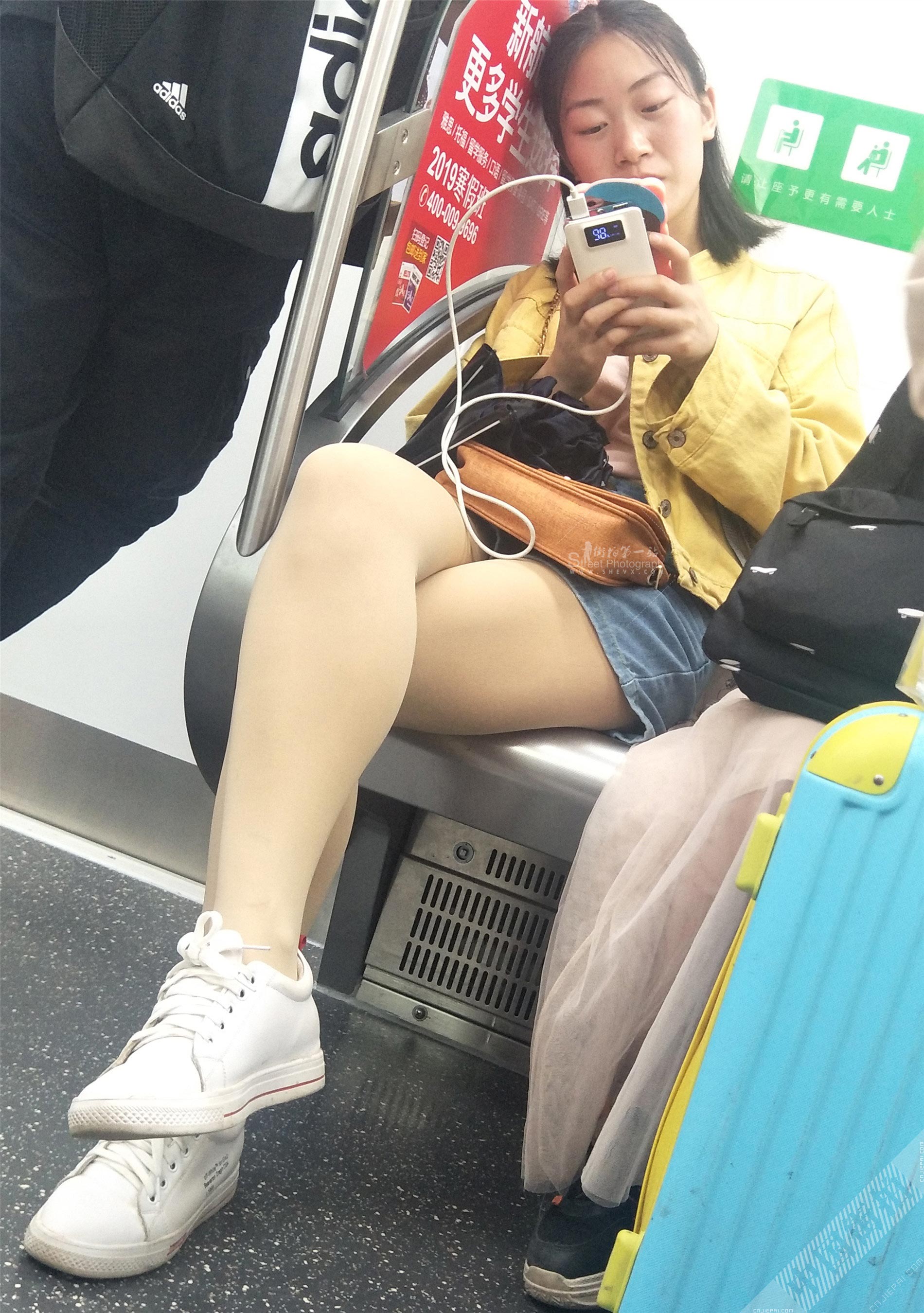 地铁对面的肤色裤袜热裤美女 图5