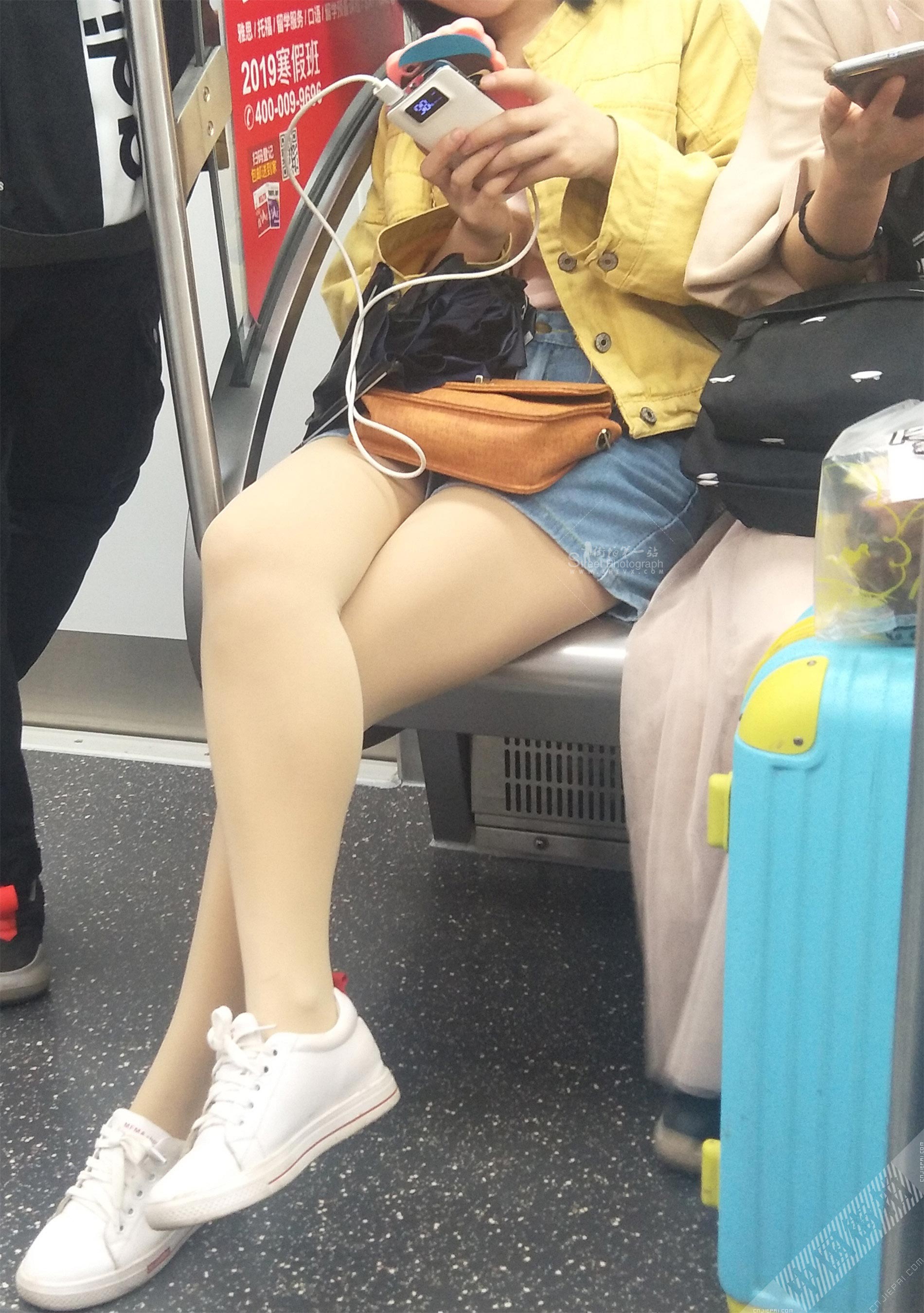 地铁对面的肤色裤袜热裤美女 图6