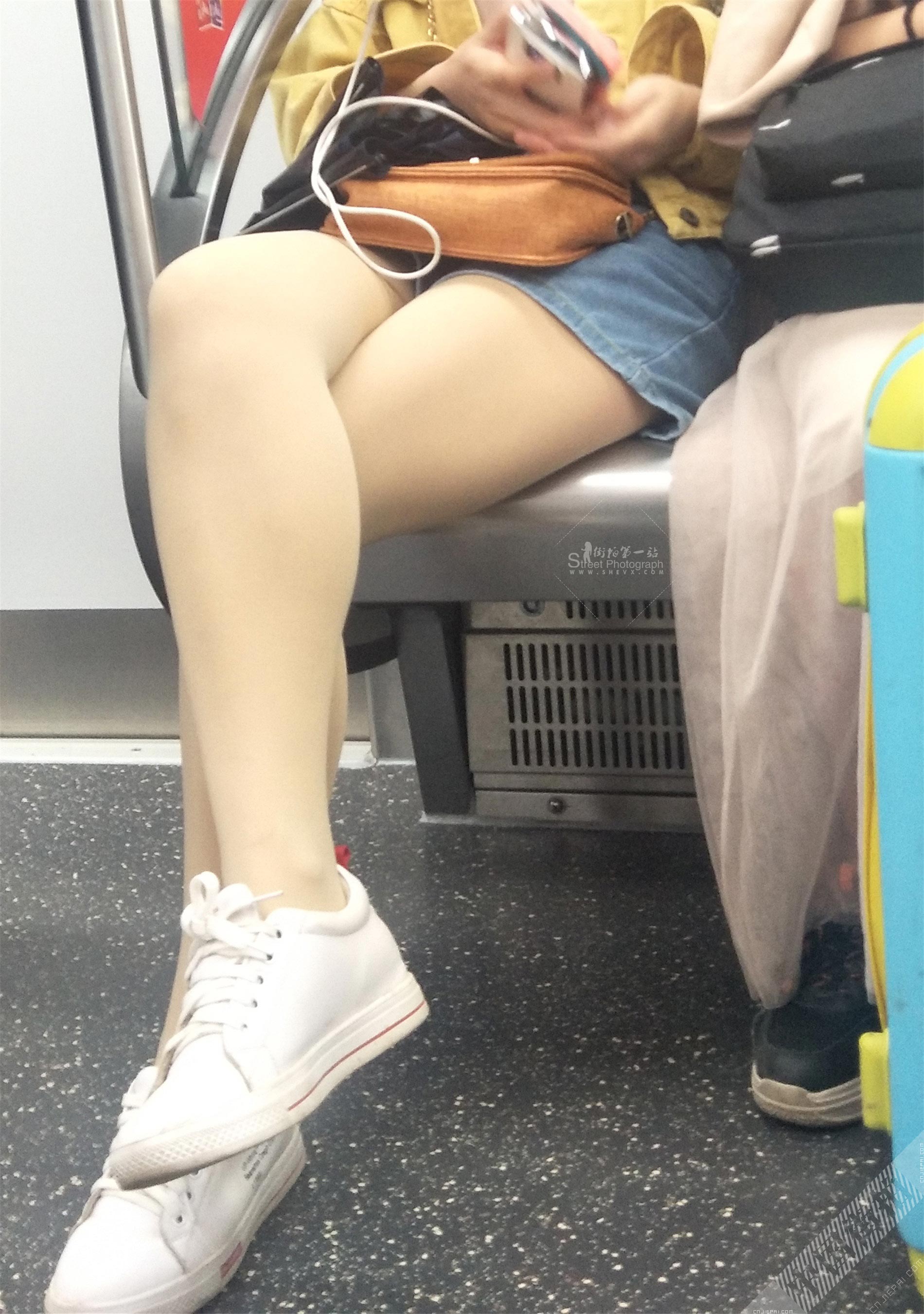 地铁对面的肤色裤袜热裤美女 图9