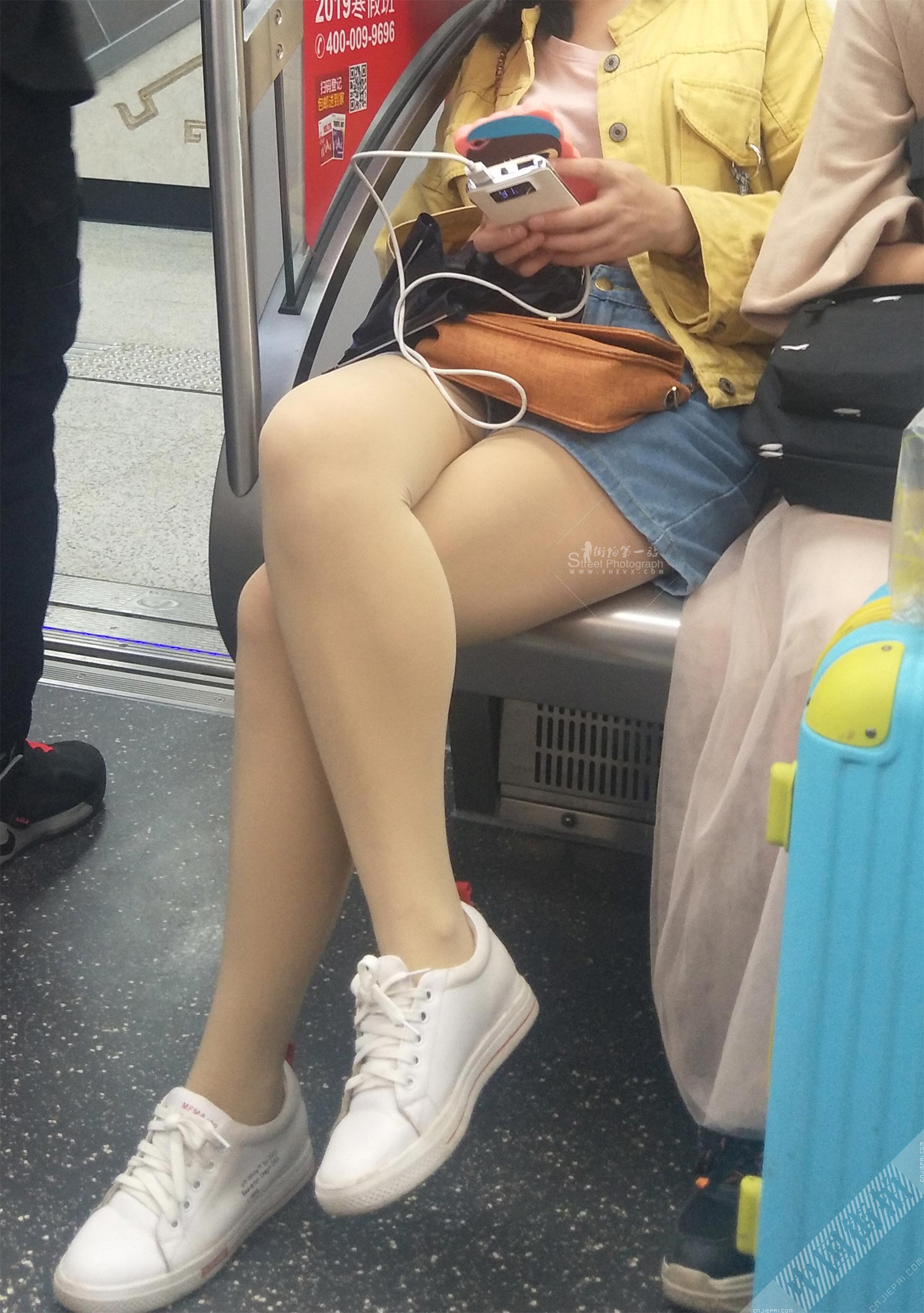 地铁对面的肤色裤袜热裤美女 图10