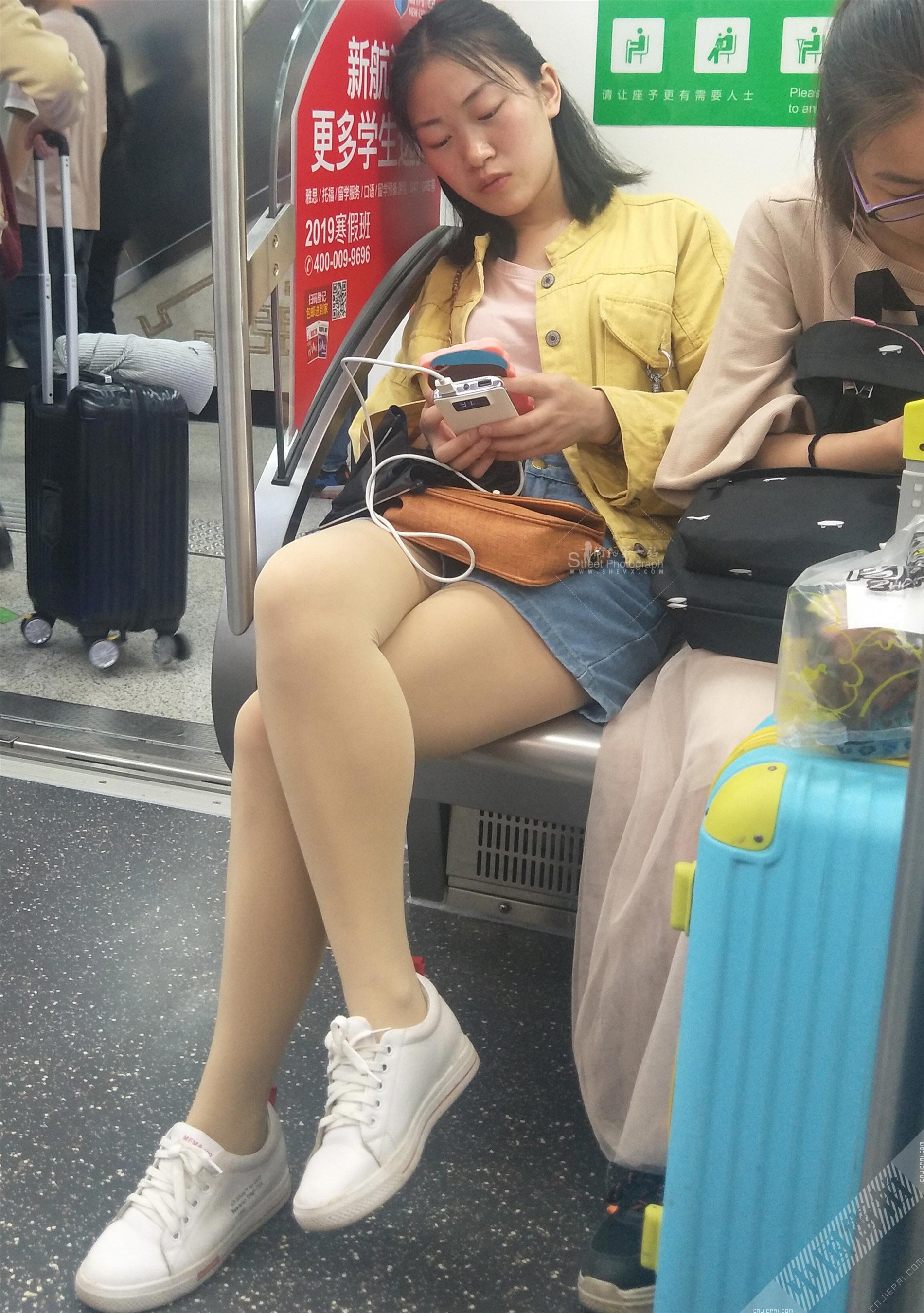 地铁对面的肤色裤袜热裤美女 图11