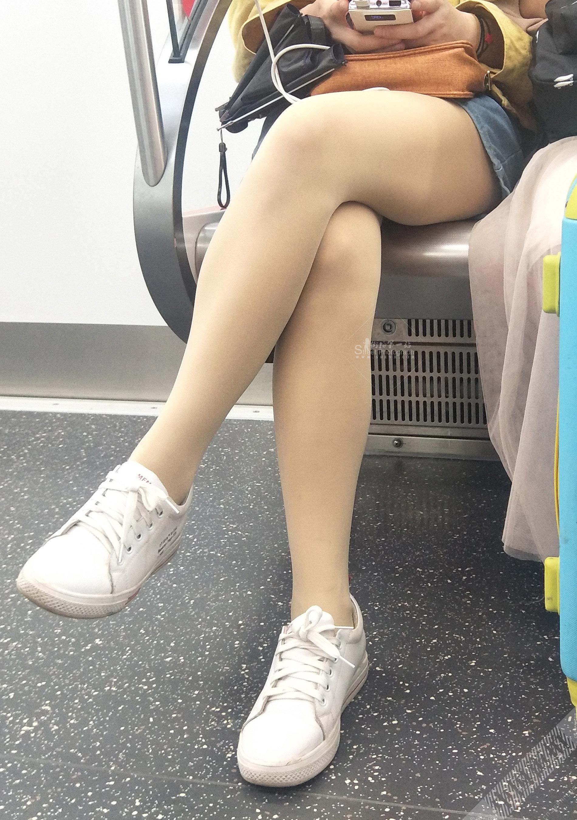 地铁对面的肤色裤袜热裤美女 图1