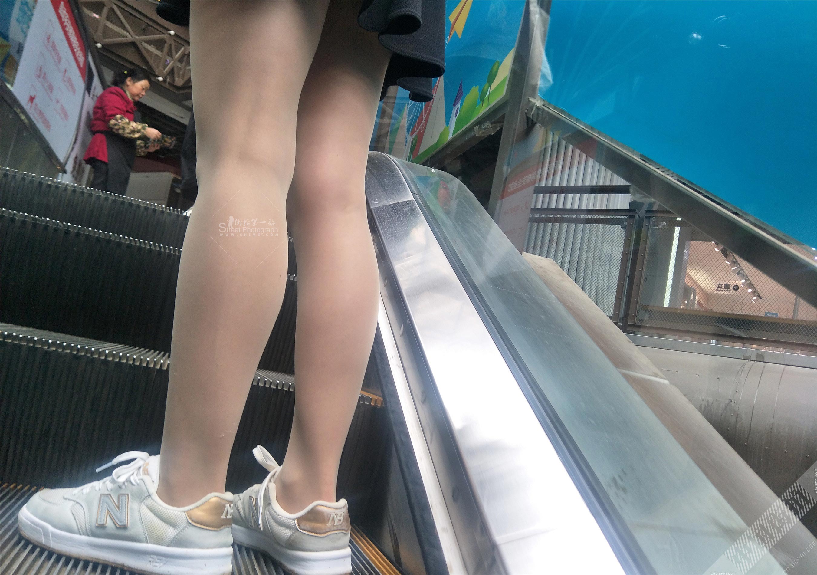 上楼梯的厚丝袜超短裙美女，性感双腿高清特写 图3