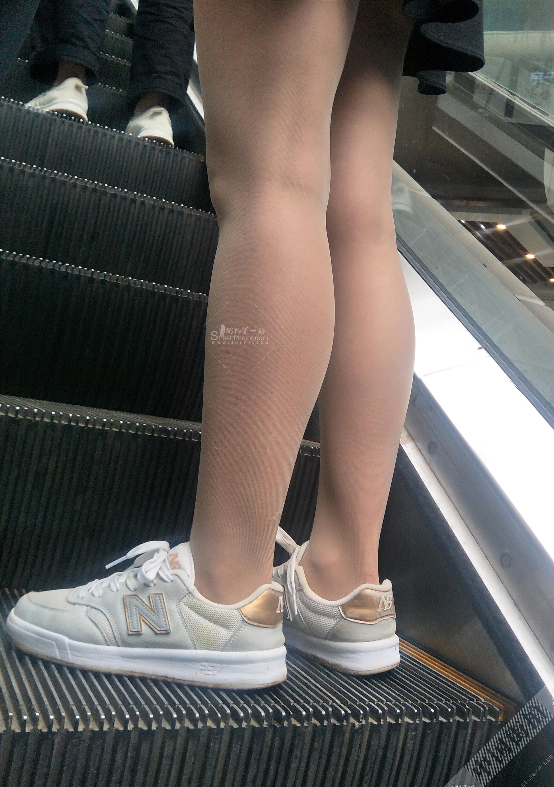 上楼梯的厚丝袜超短裙美女，性感双腿高清特写 图8