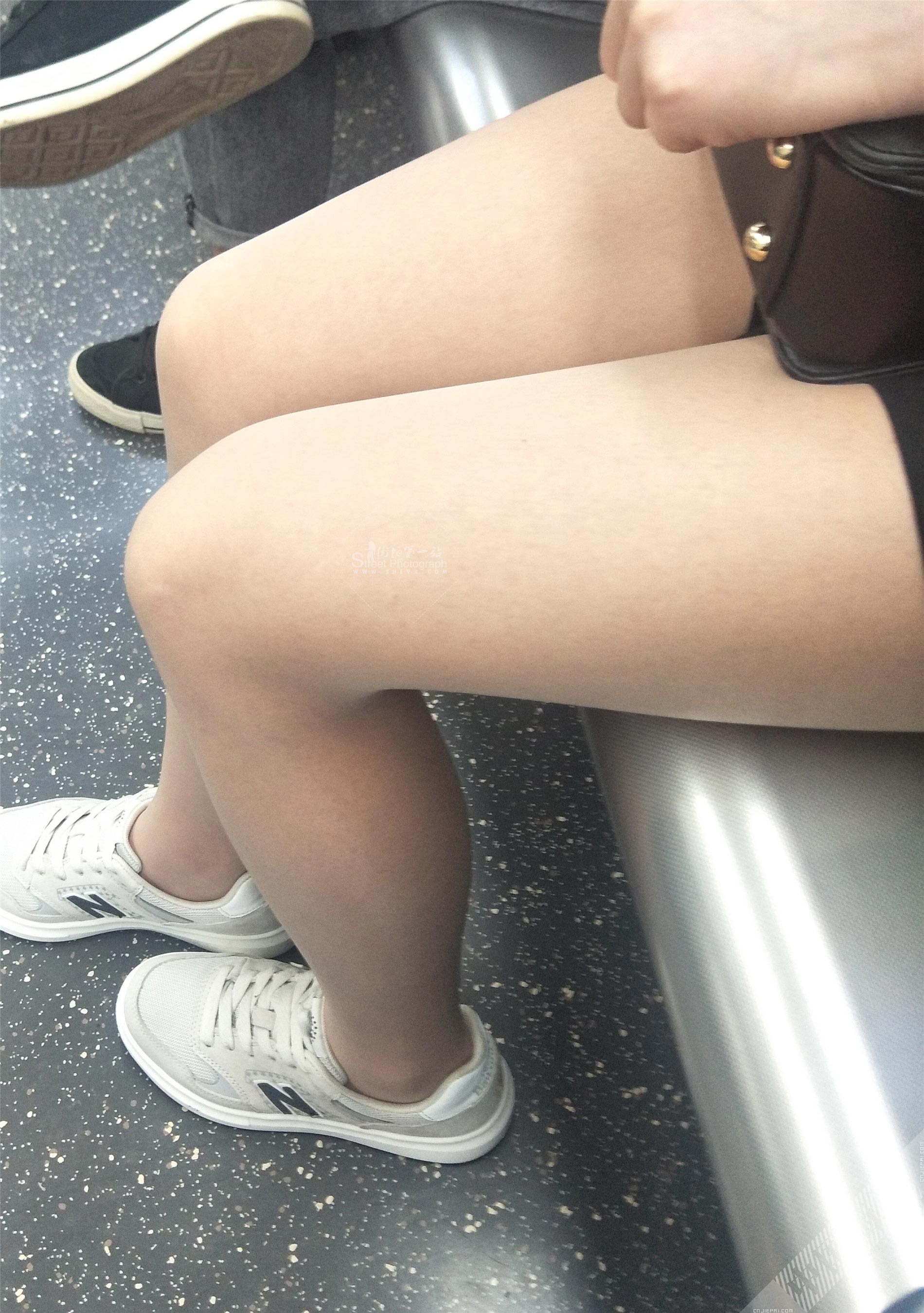 地铁上俯视肉色丝袜美腿 图1