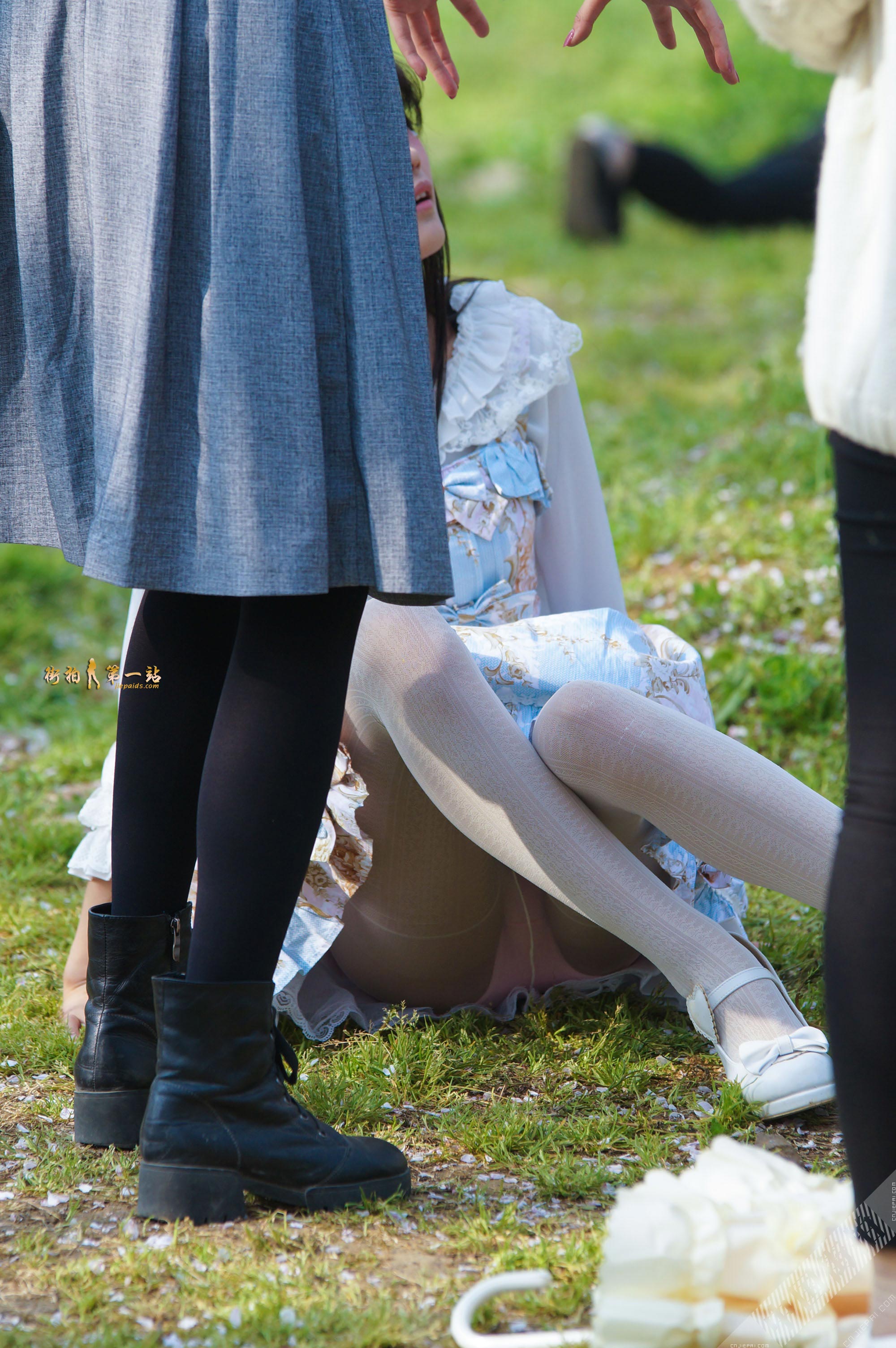 坐在草坪上拍写真的美女走光了，助手也很漂亮 图3