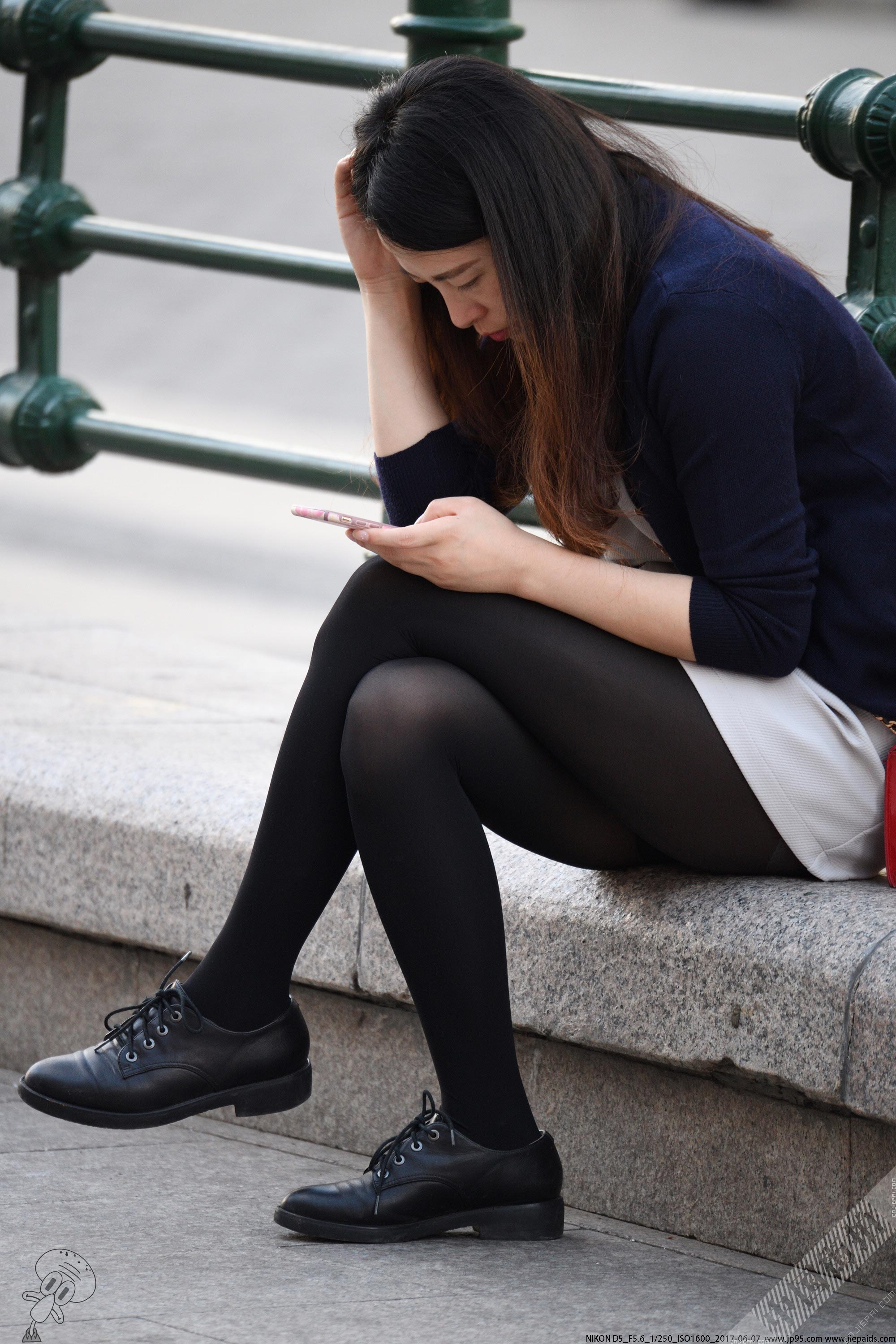 街拍坐在路边看手机的厚黑丝美女，性感的大腿 图3