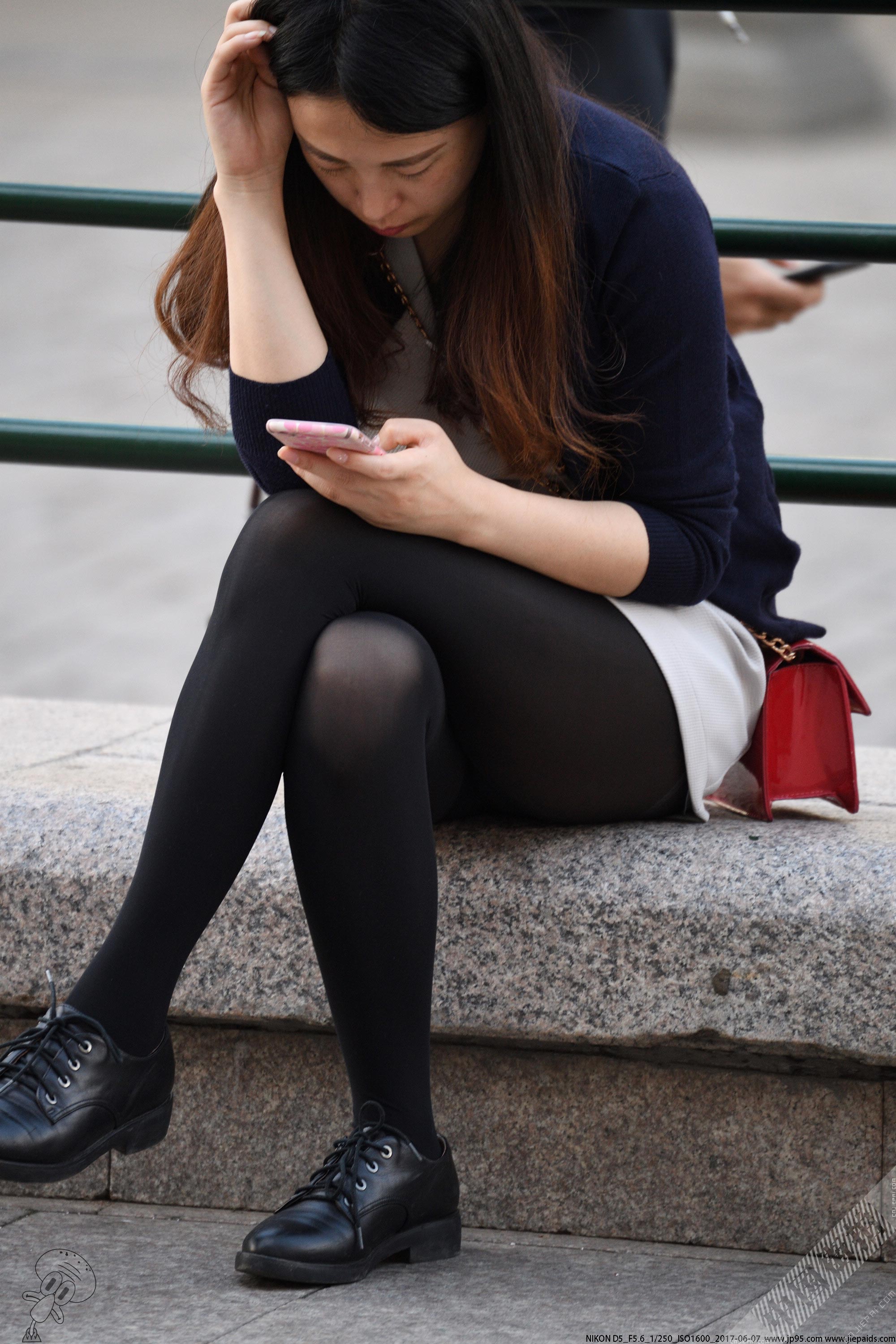 街拍坐在路边看手机的厚黑丝美女，性感的大腿 图1