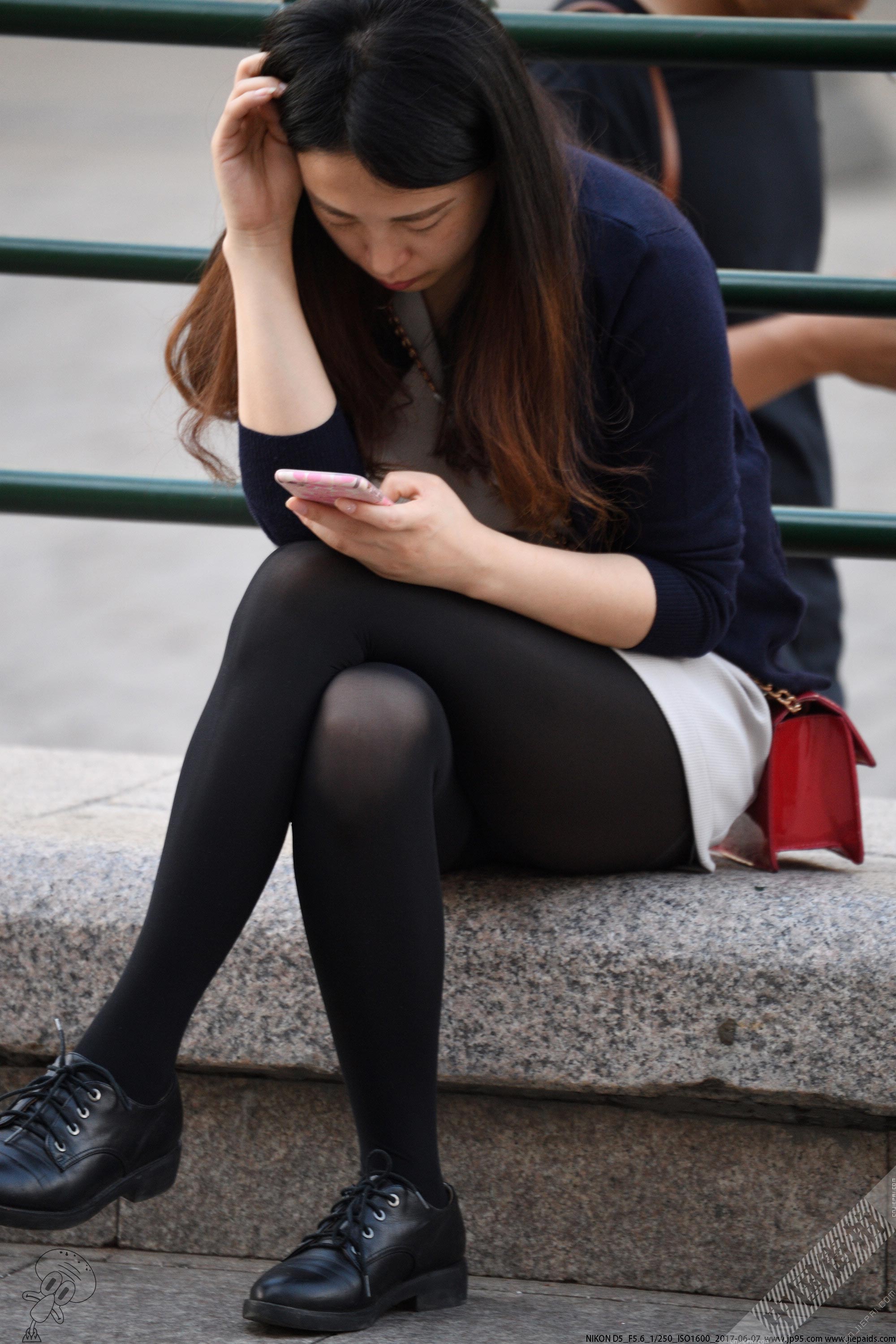 街拍坐在路边看手机的厚黑丝美女，性感的大腿 图6
