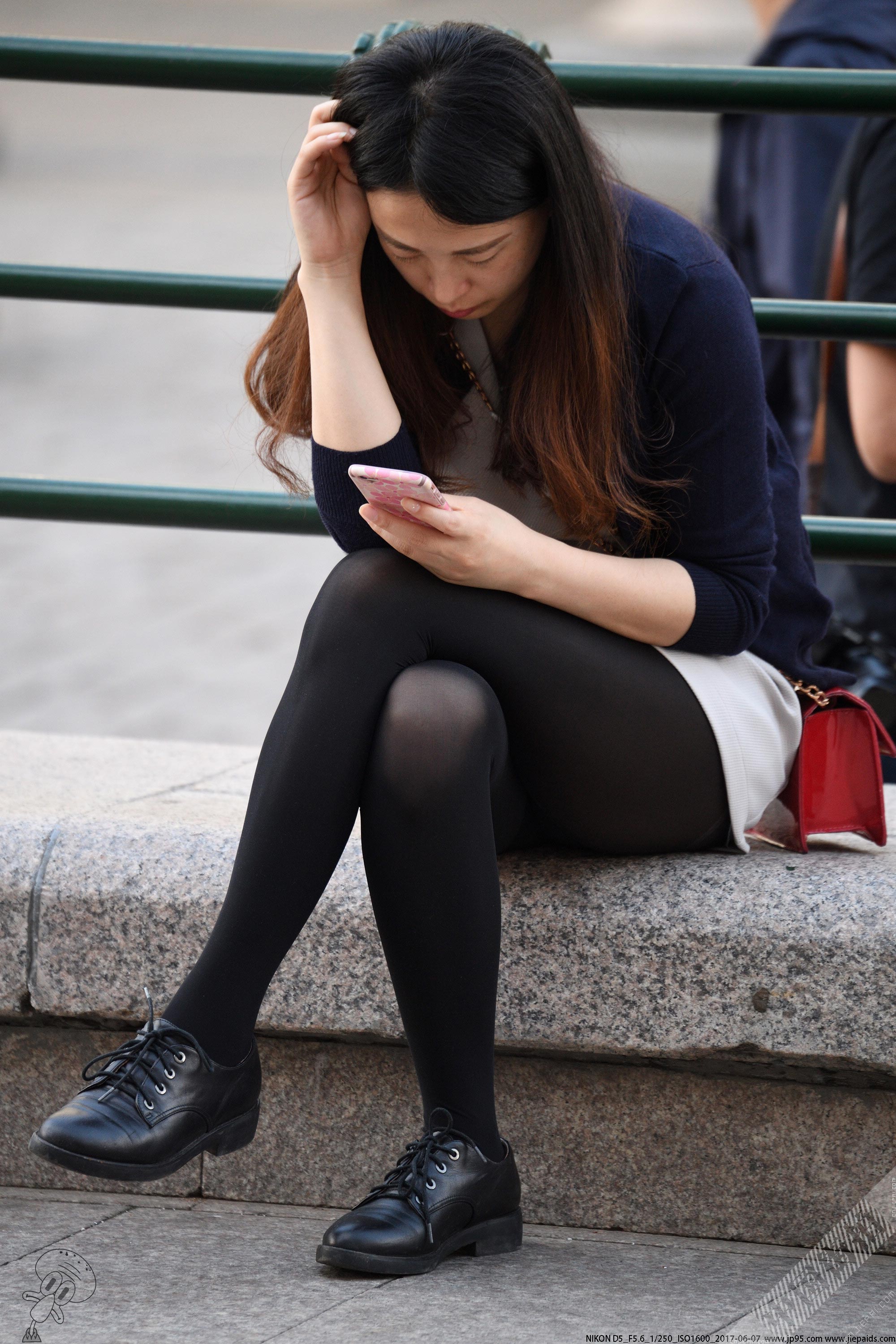 街拍坐在路边看手机的厚黑丝美女，性感的大腿 图7