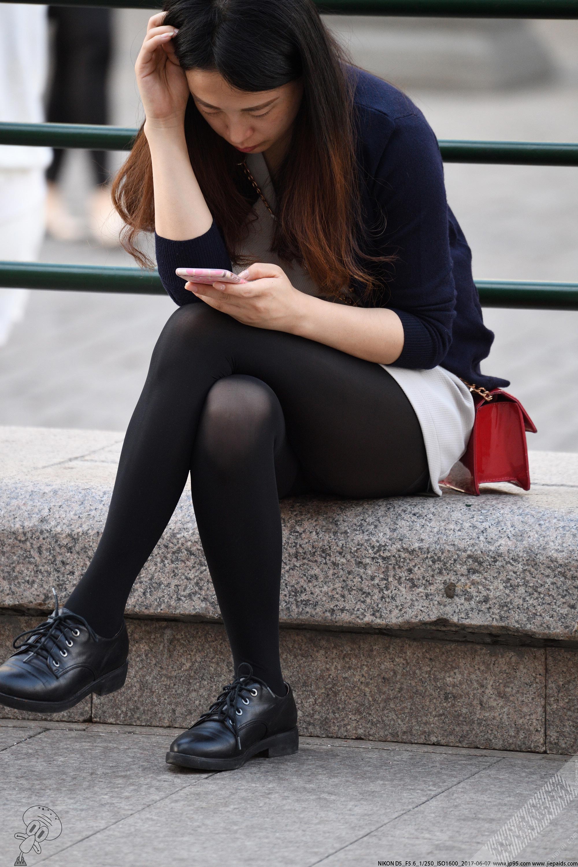 街拍坐在路边看手机的厚黑丝美女，性感的大腿 图9