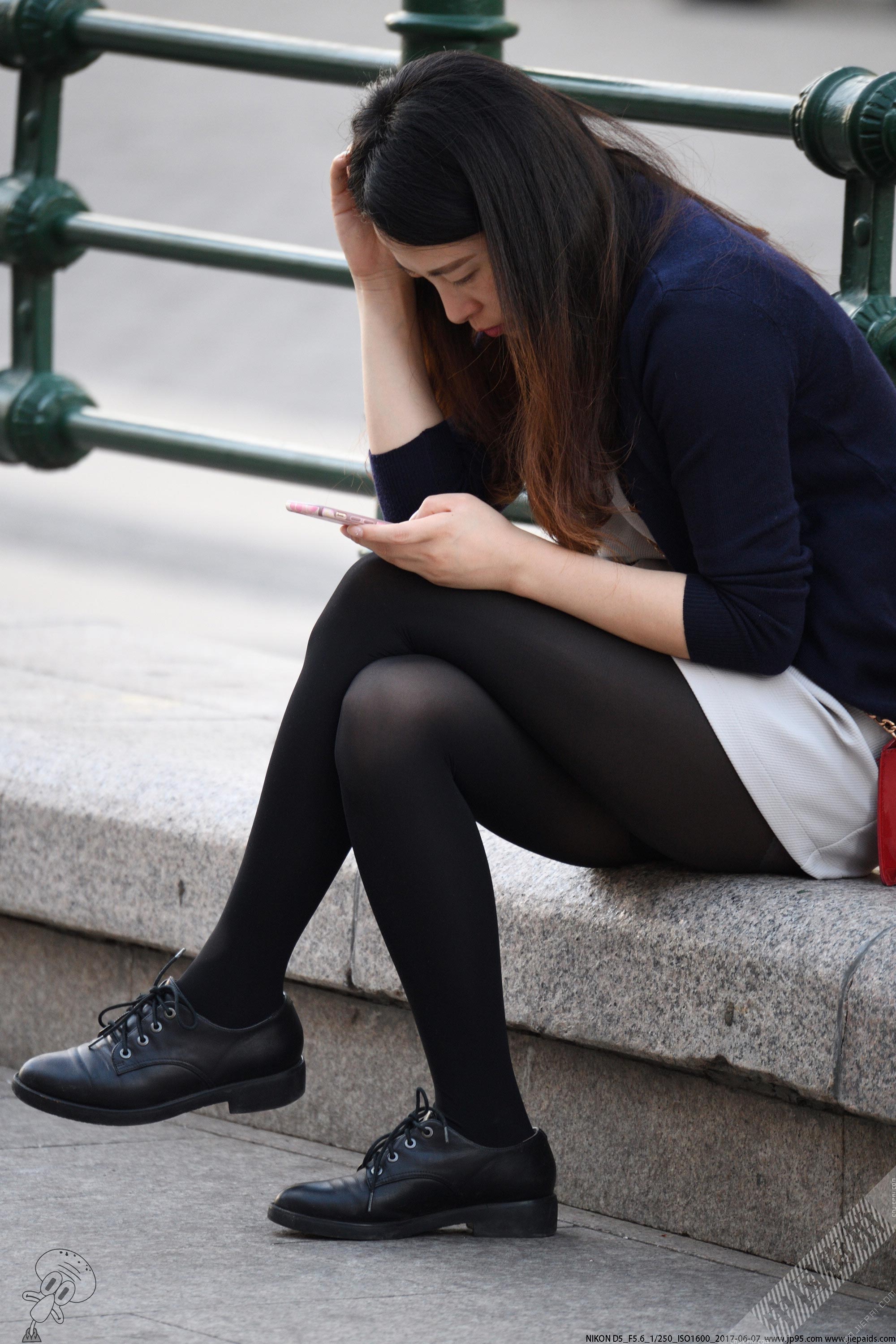 街拍坐在路边看手机的厚黑丝美女，性感的大腿 图10