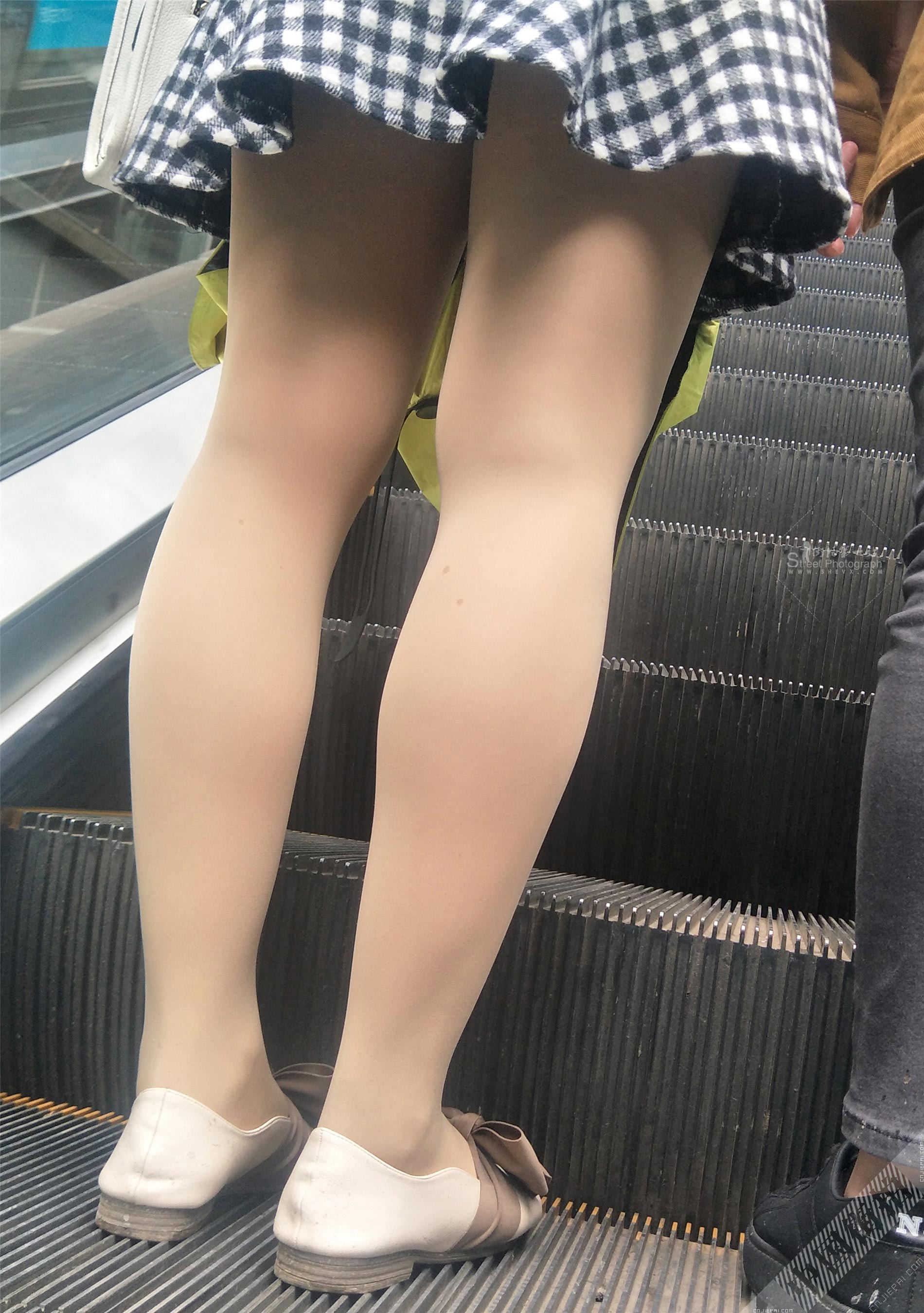 逛街的光腿神器短裙少妇 图2