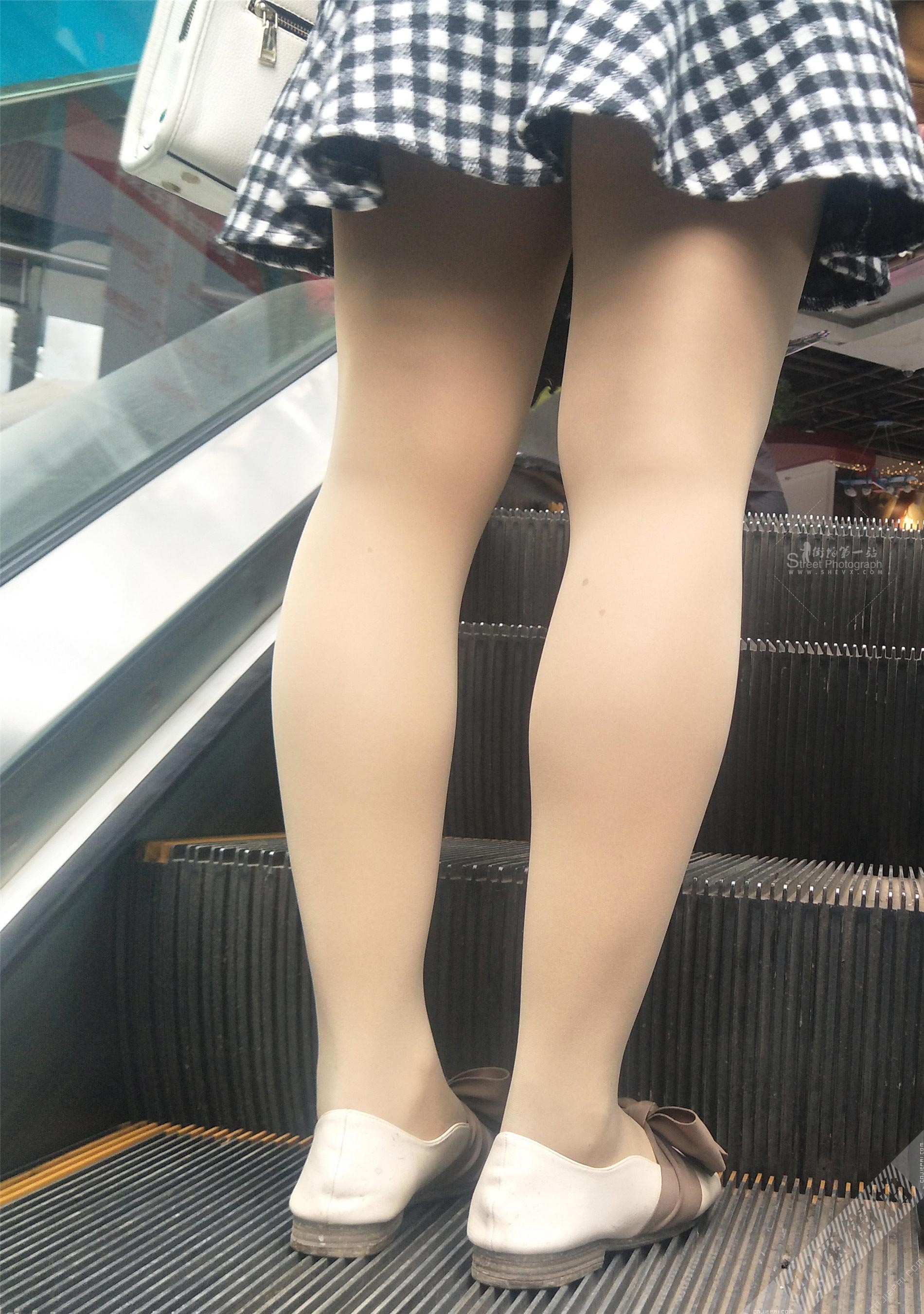 逛街的光腿神器短裙少妇 图1