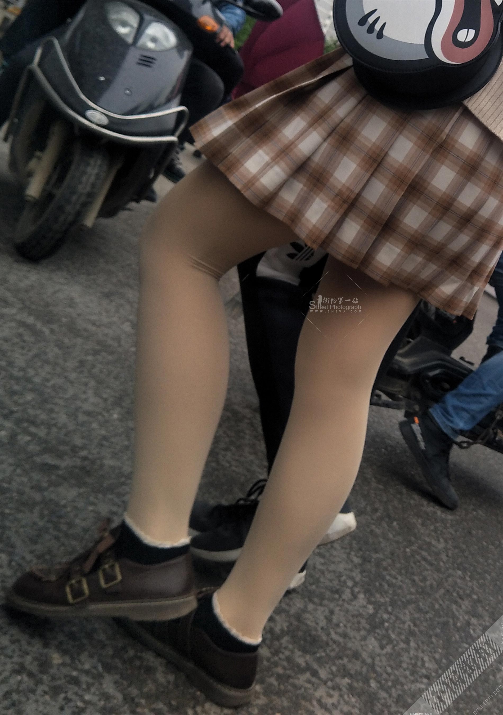 格子短裙少妇，厚肉丝美腿高清特写 图8