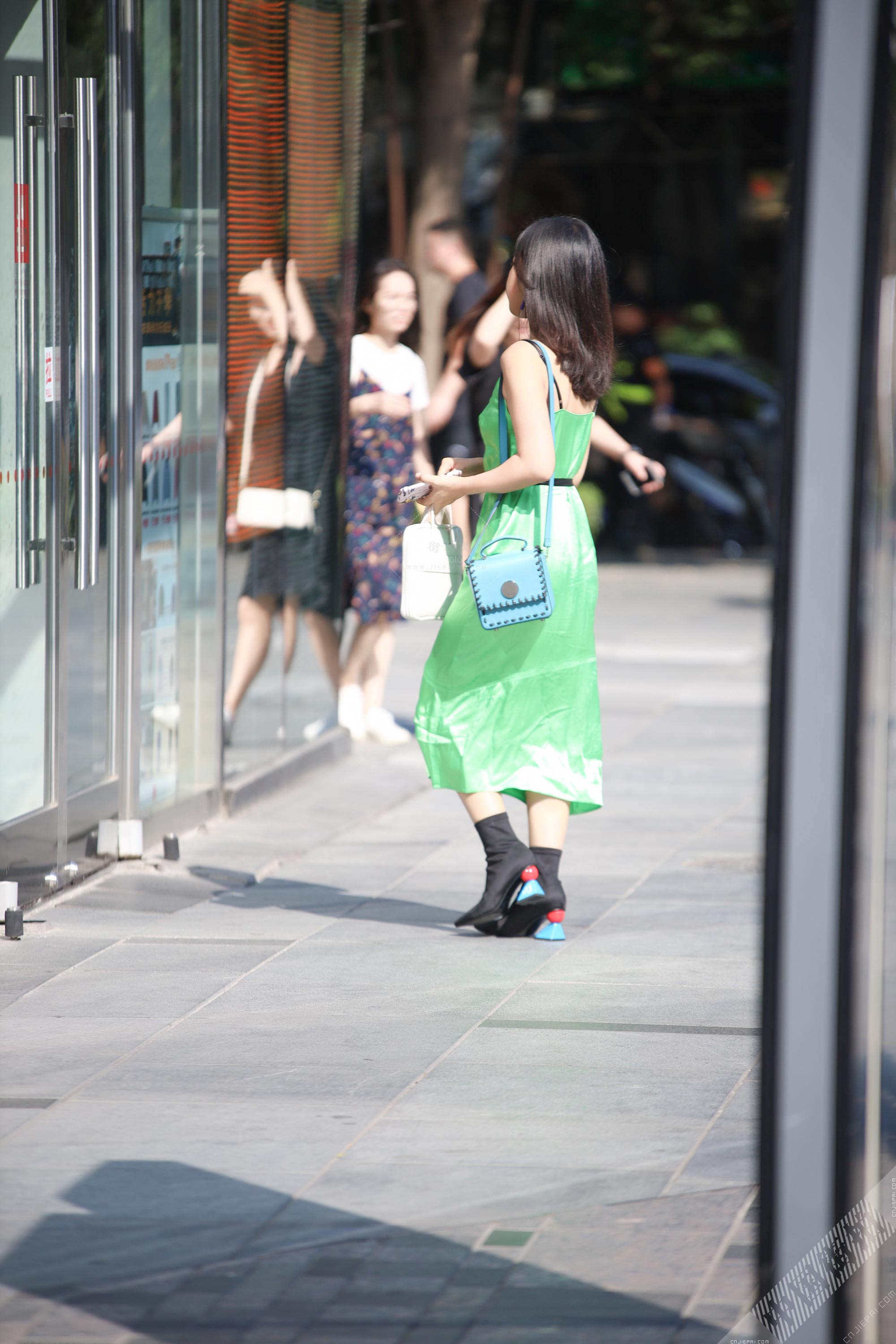 街拍穿着很个性的小美女，喜欢她的高跟鞋 图2
