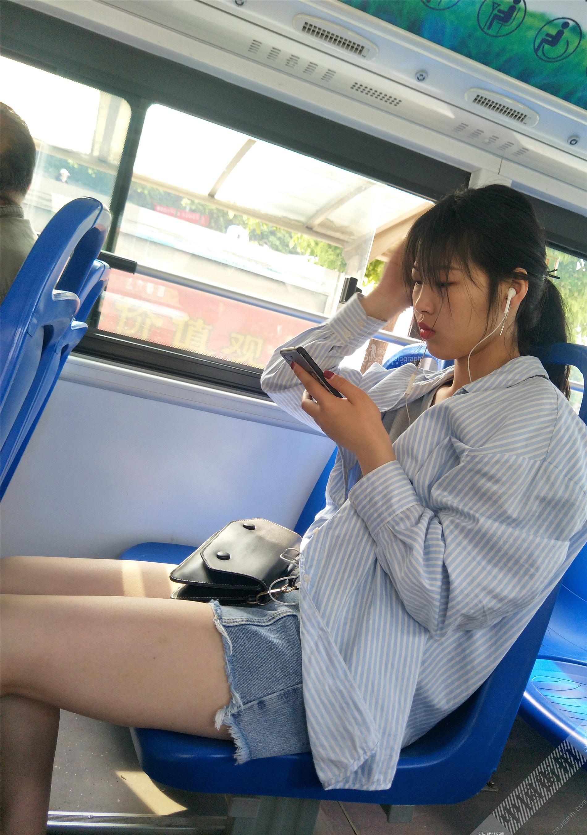 公交车上的光腿热裤小美女 图3