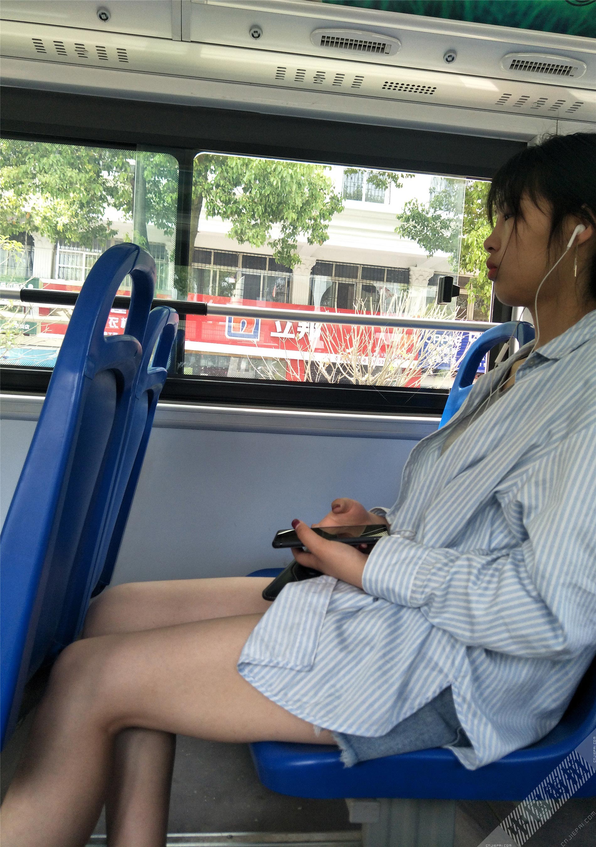 公交车上的光腿热裤小美女 图4