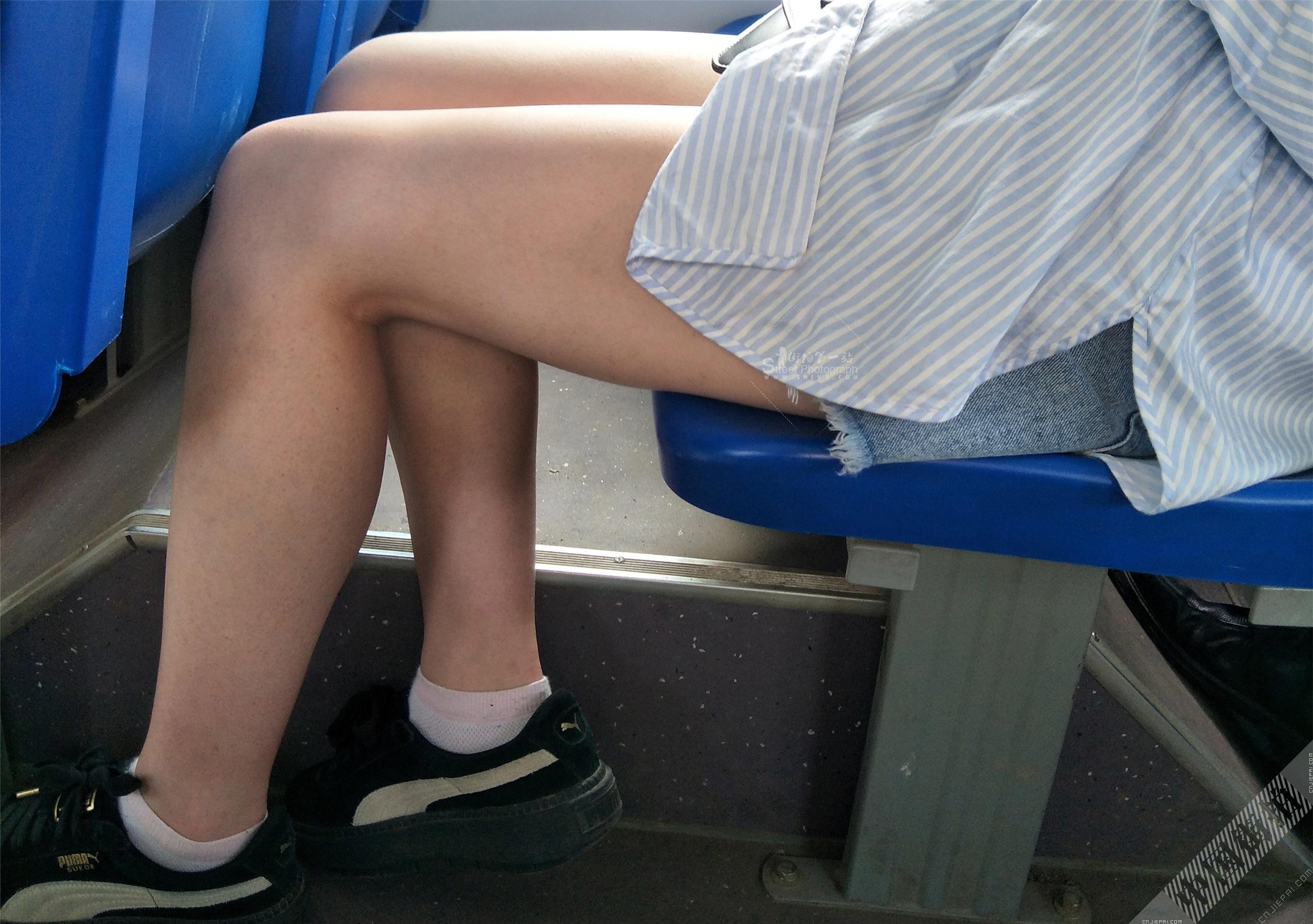 公交车上的光腿热裤小美女 图5