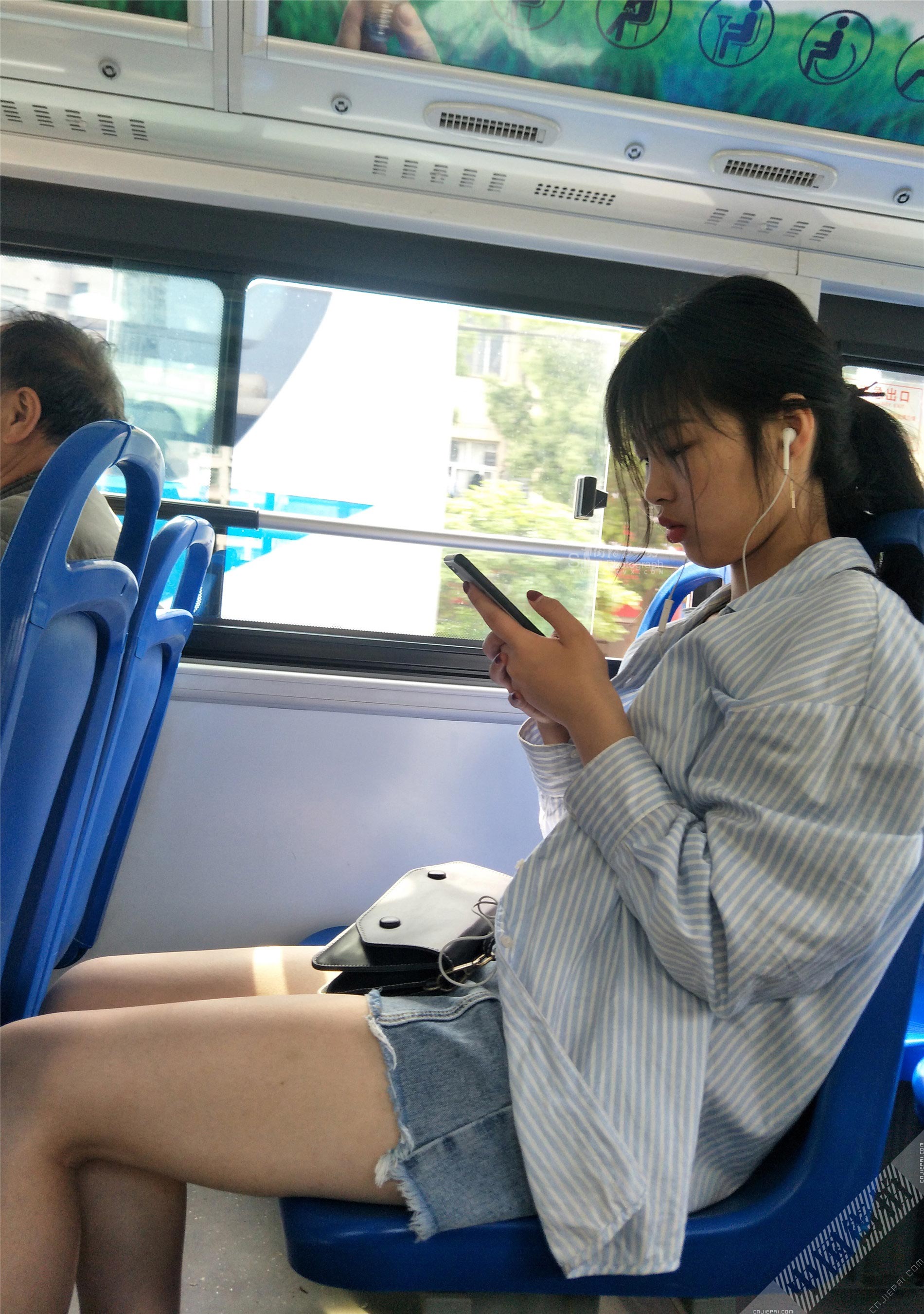 公交车上的光腿热裤小美女 图6