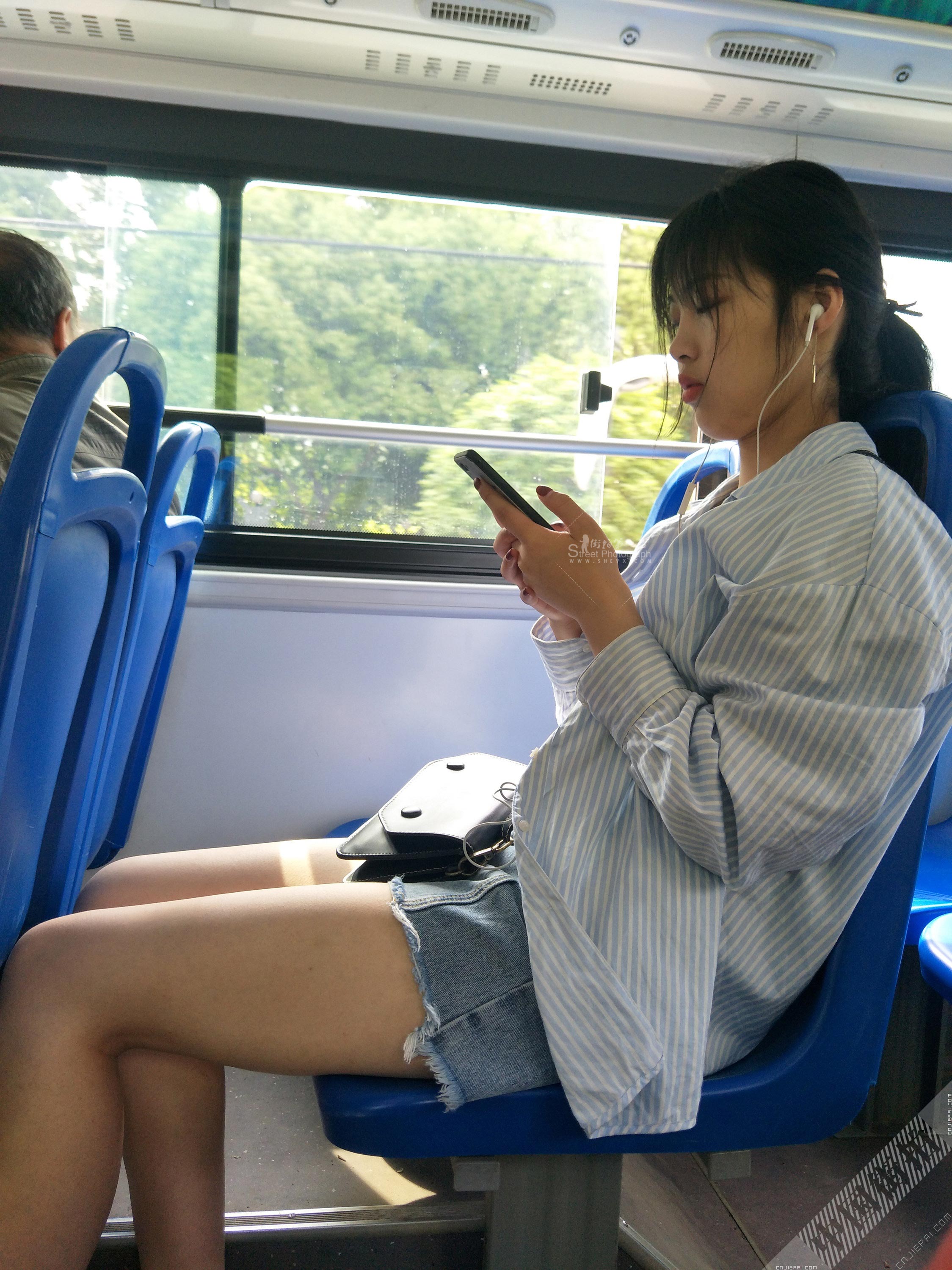 公交车上的光腿热裤小美女 图7