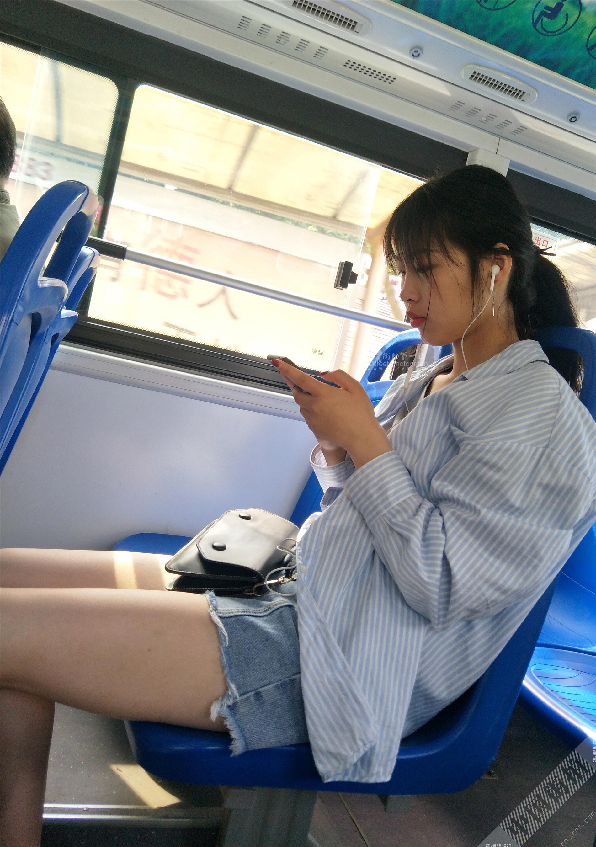 公交车上的光腿热裤小美女 图9