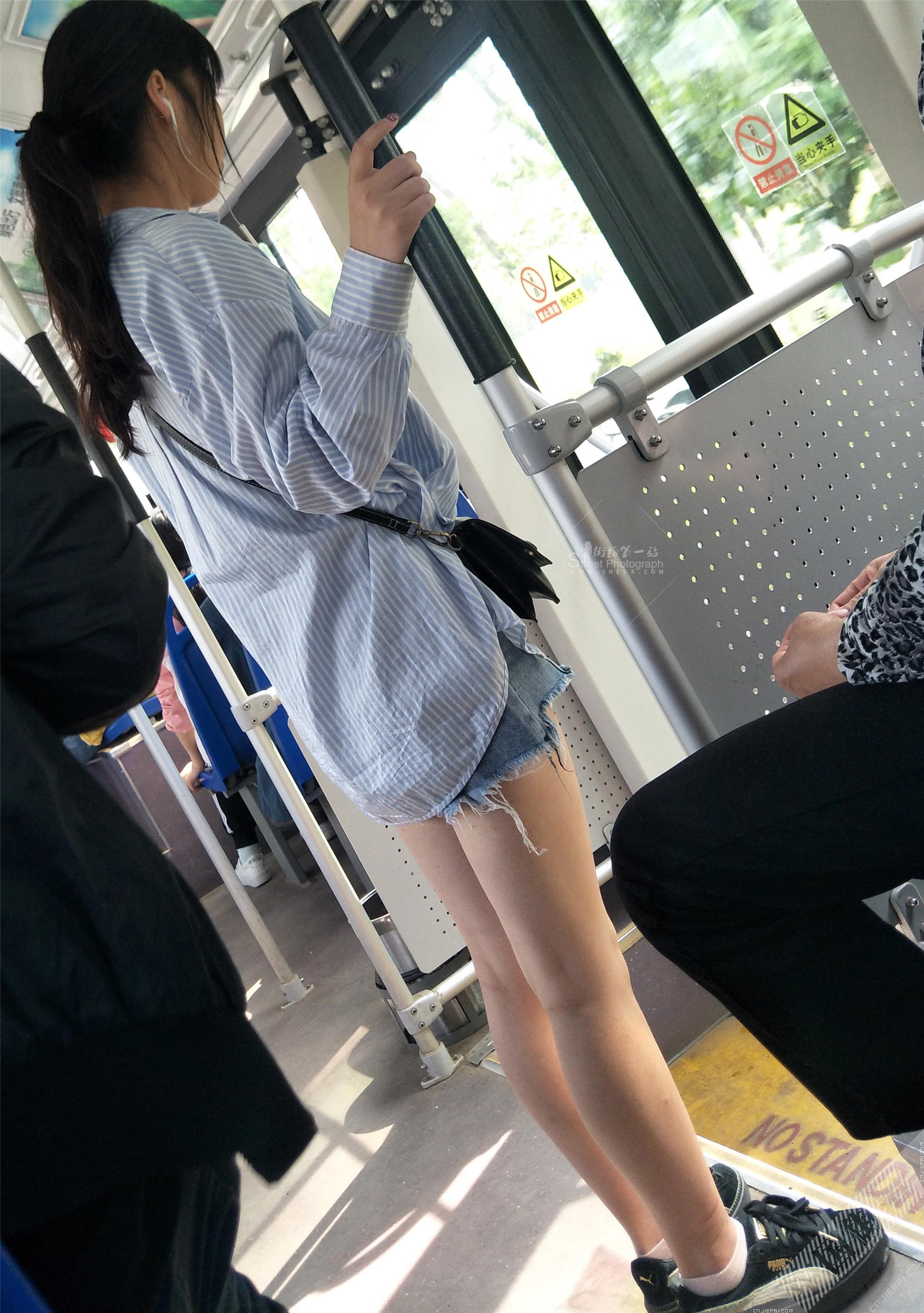 公交车上的光腿热裤小美女 图12
