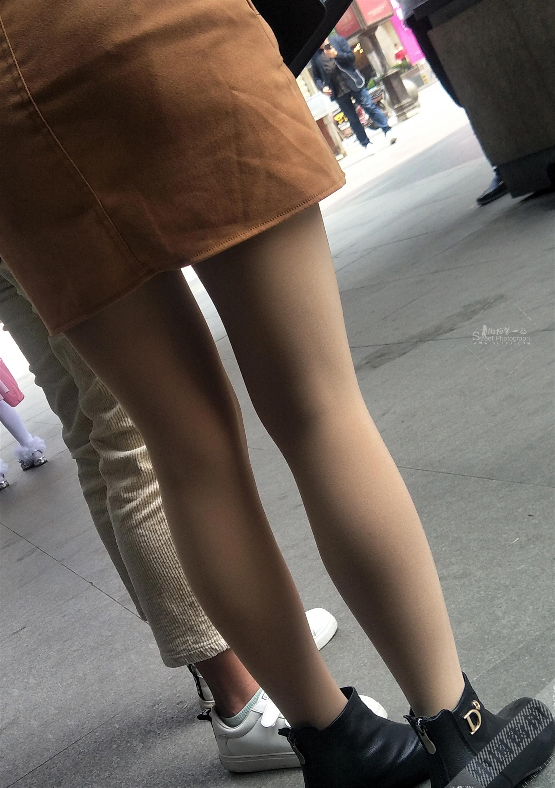 街拍性感光腿神器美女，短裙短靴肉丝美腿 图6
