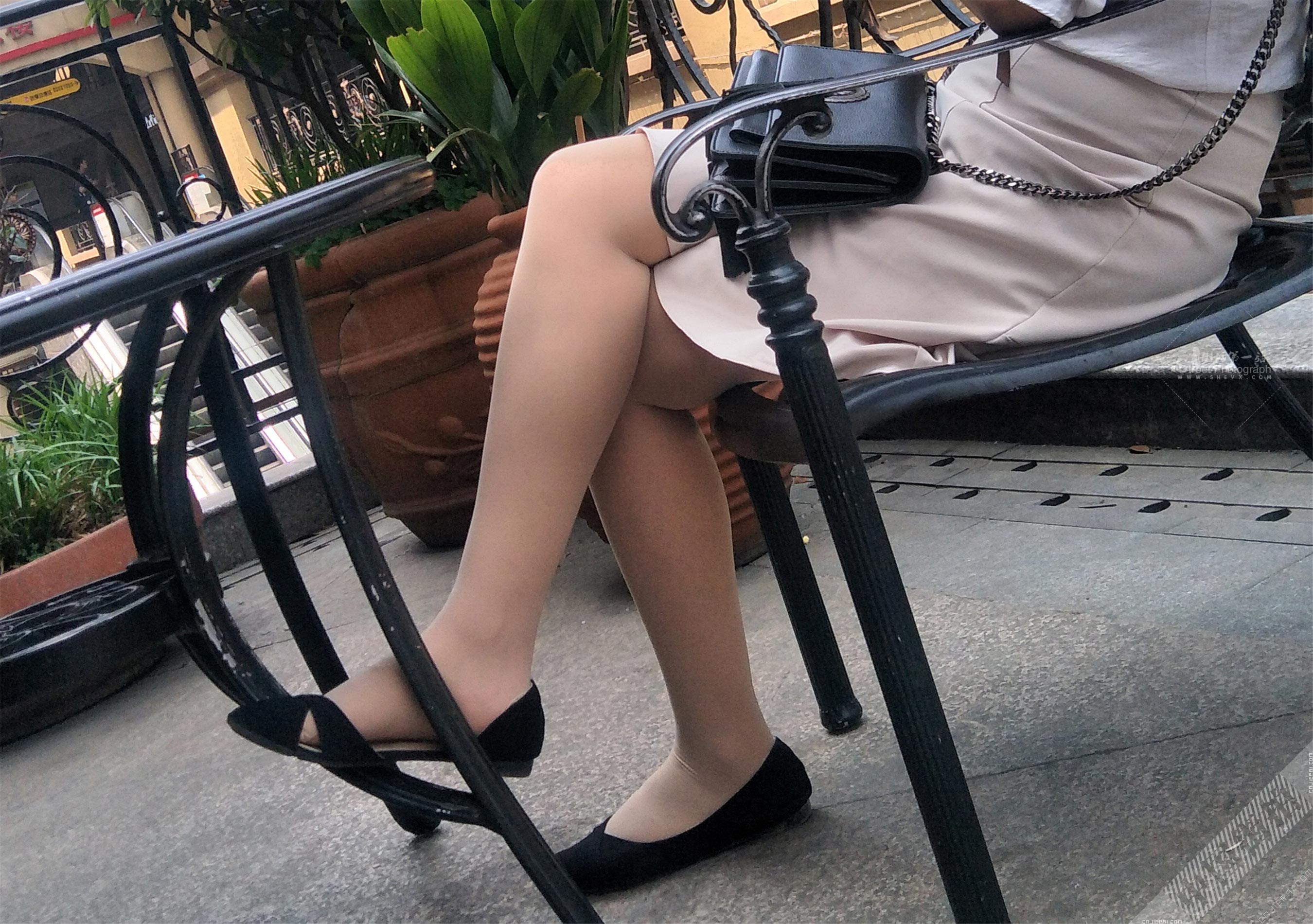 坐在椅子上的肉色丝袜美腿少妇 图2