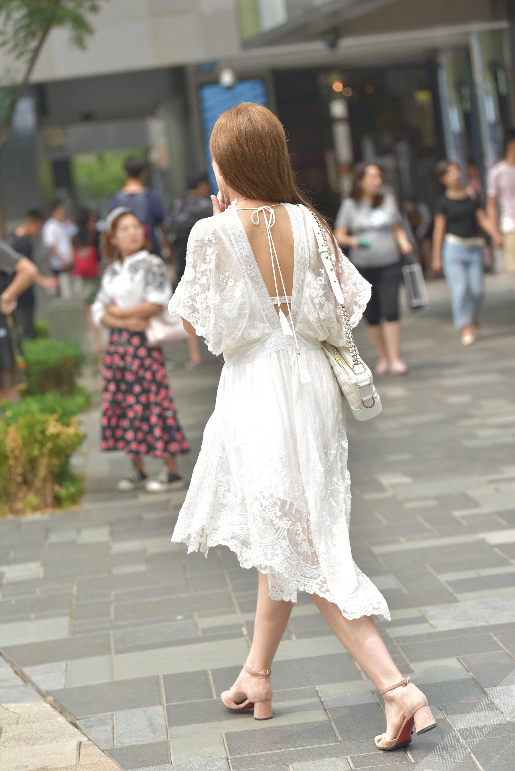 街拍蕾丝半透明连衣裙美女，能看到穿的白色内裤 图7