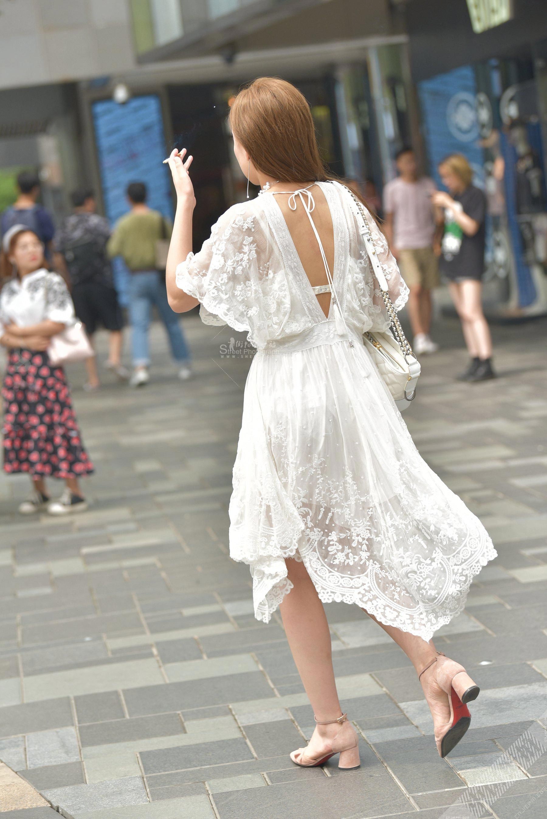 街拍蕾丝半透明连衣裙美女，能看到穿的白色内裤 图8