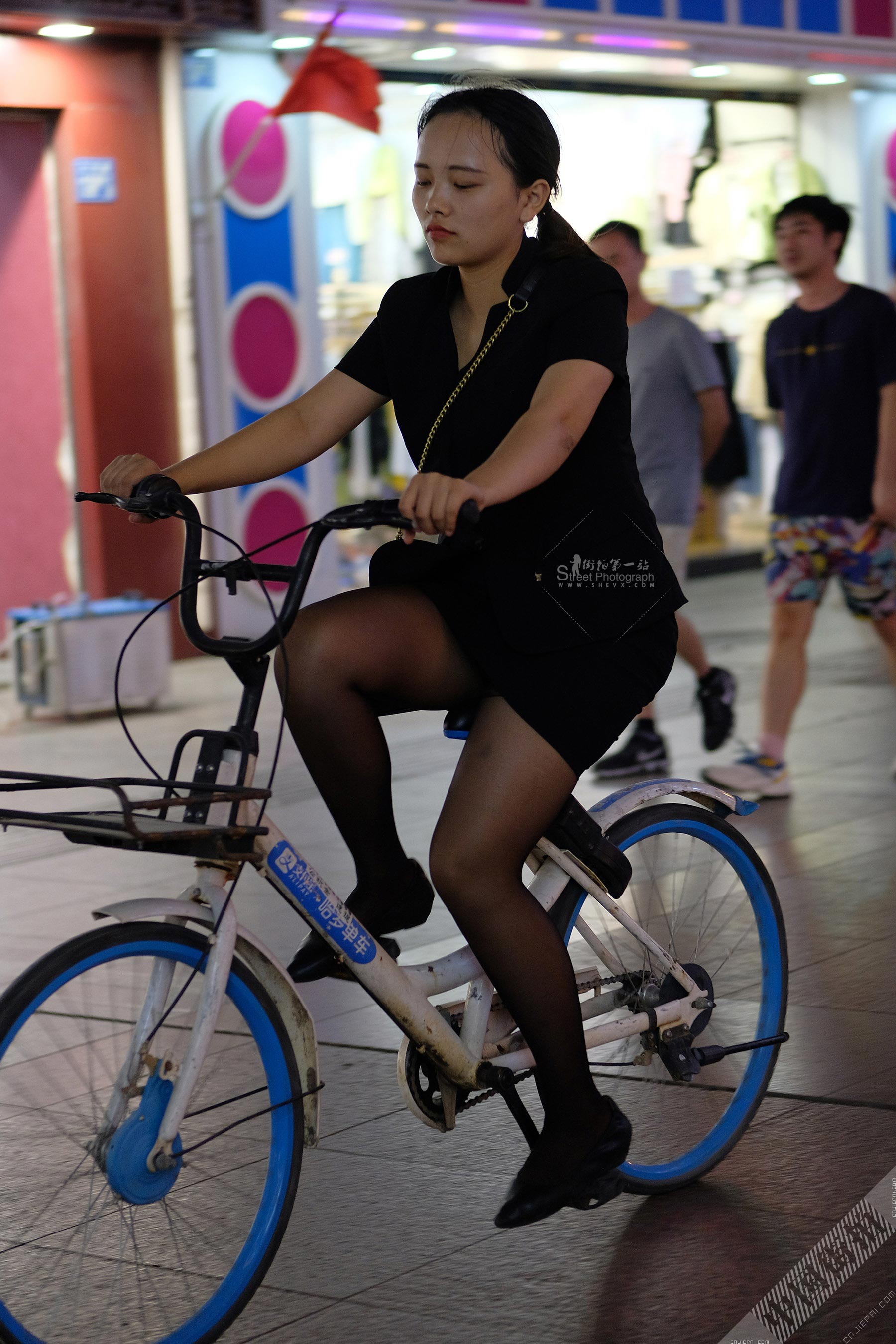 抓拍骑共享单车的黑丝美女，性感大腿丝袜袜根 图1