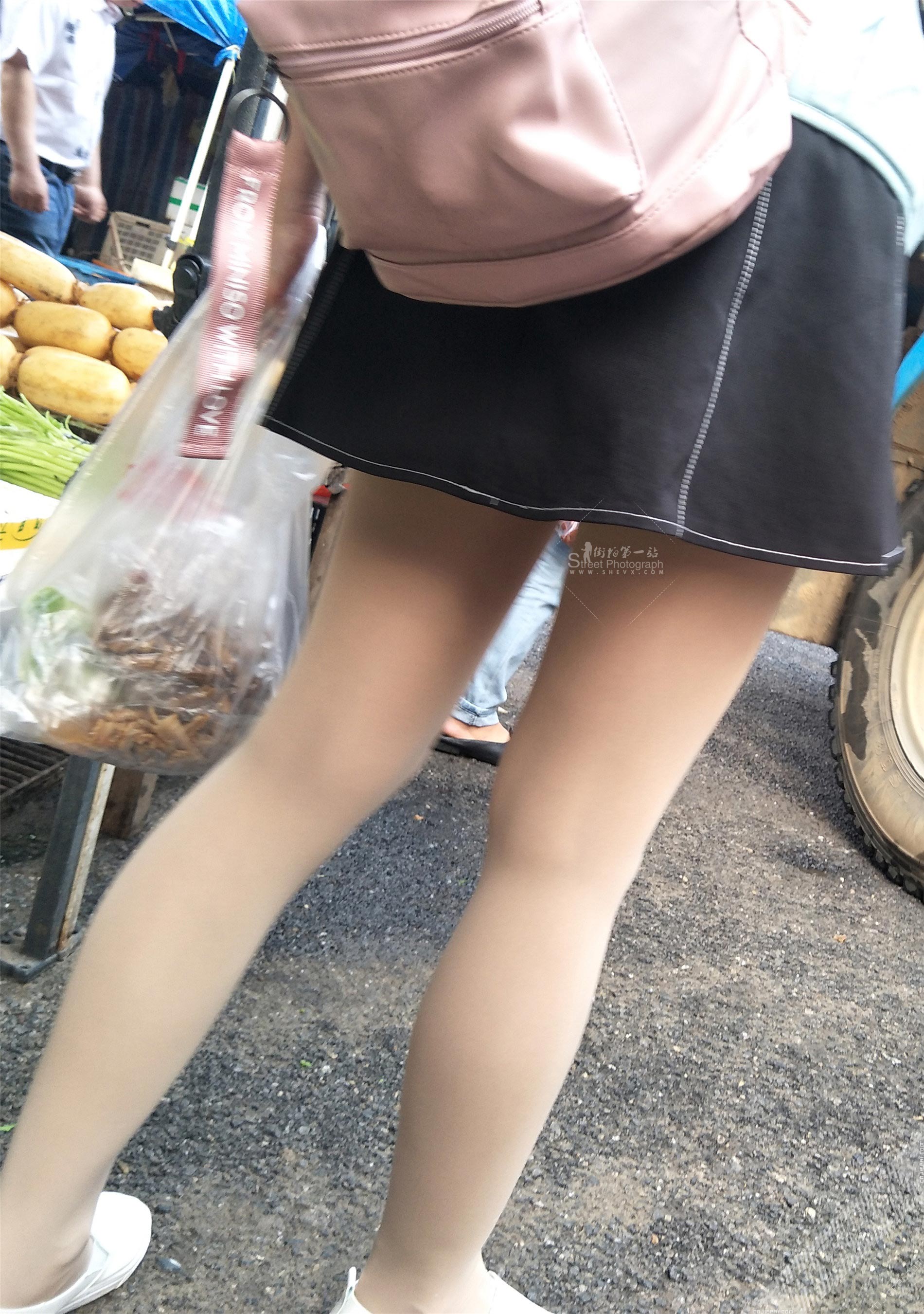 菜市场抱着孩子买菜的小少妇，短裙厚肉丝美腿 图4