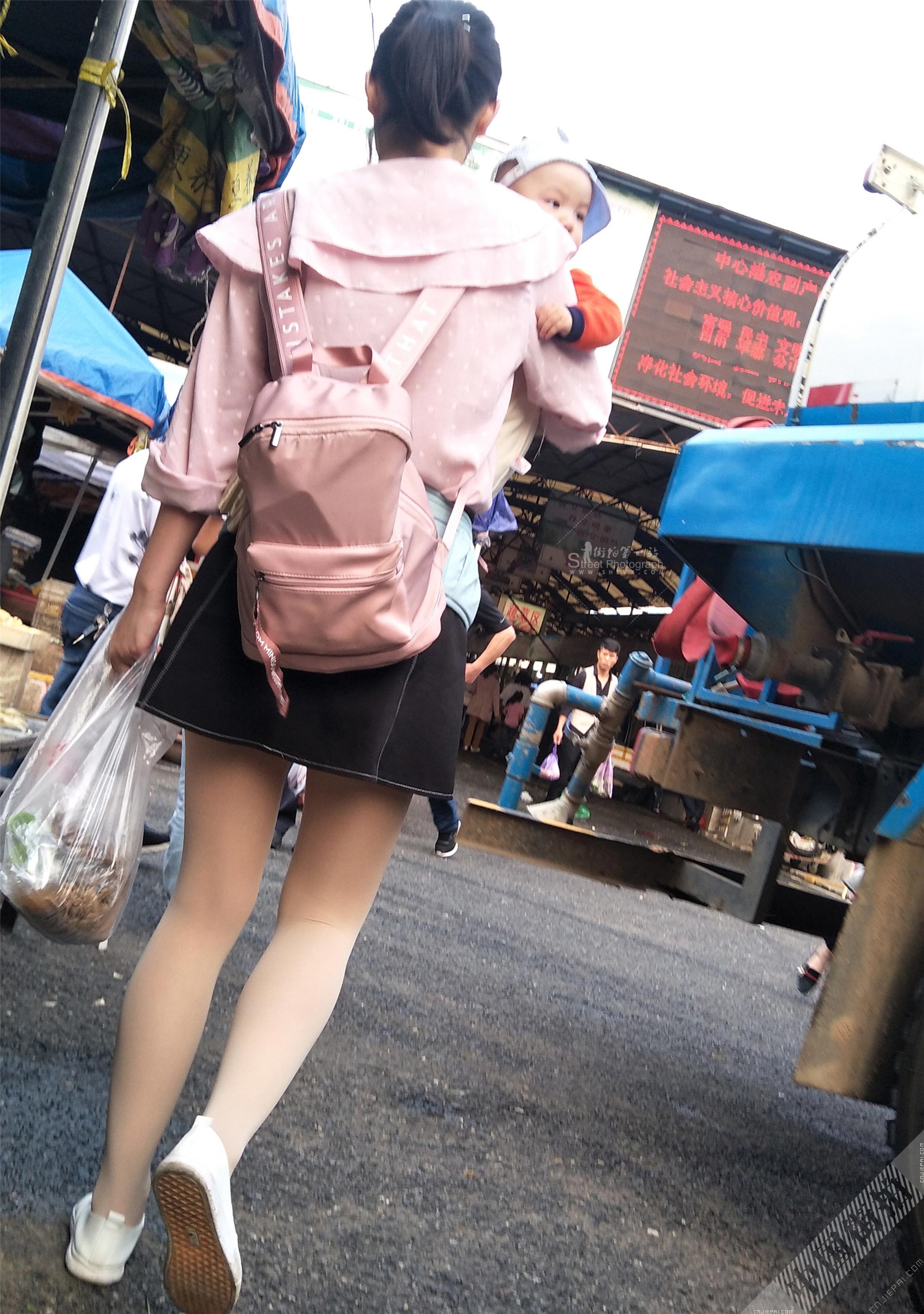 菜市场抱着孩子买菜的小少妇，短裙厚肉丝美腿 图5