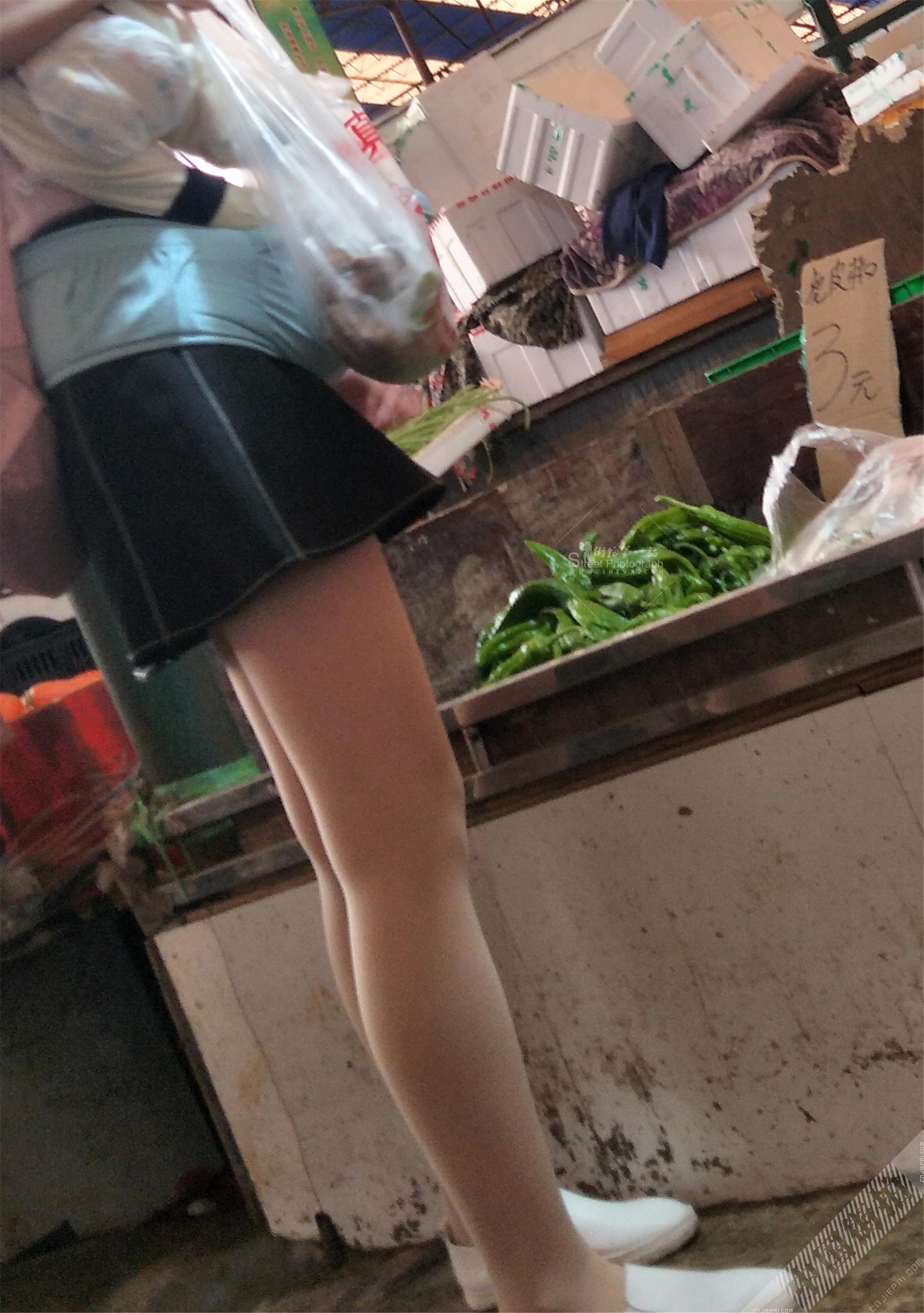 菜市场抱着孩子买菜的小少妇，短裙厚肉丝美腿 图10