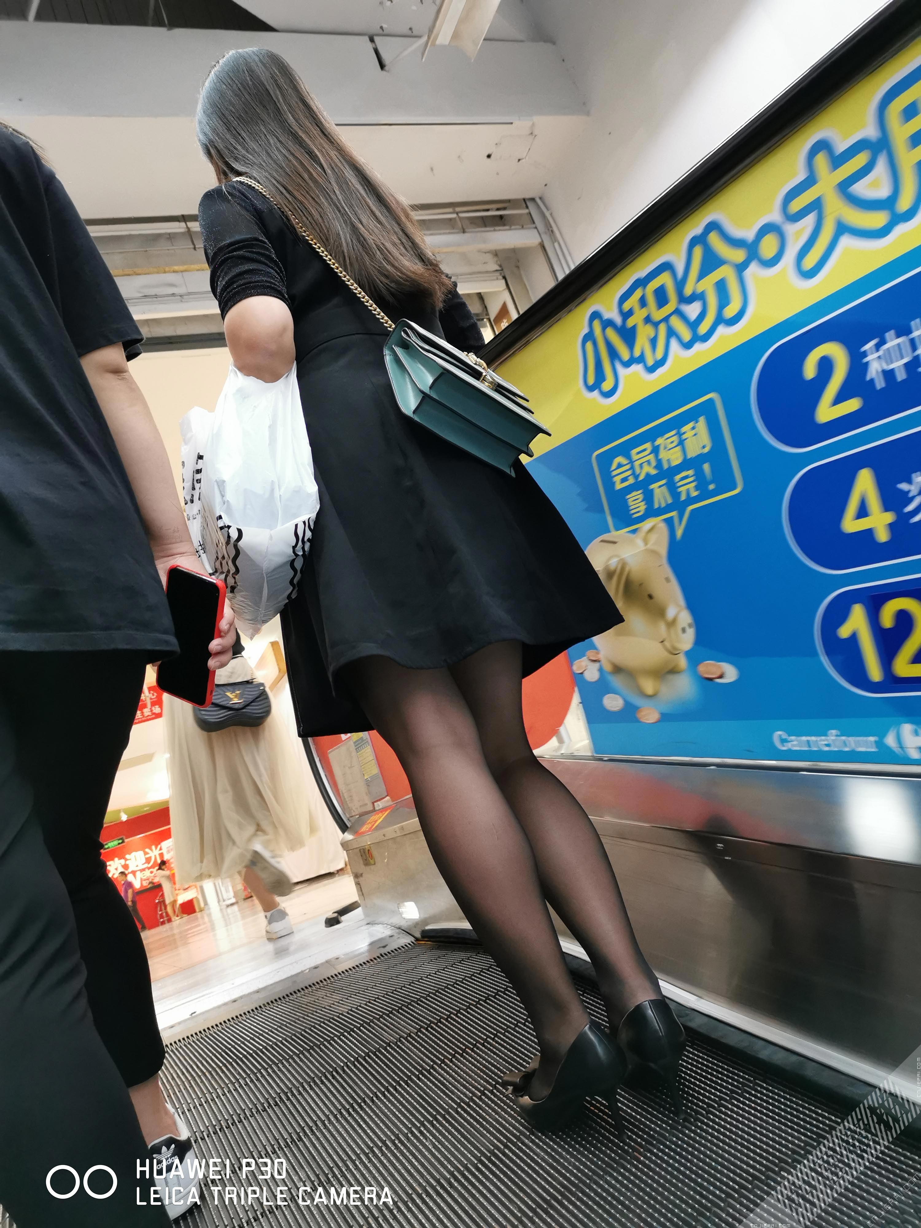 跟拍超市购物的黑色连衣裙熟妇，性感黑丝美腿 图1
