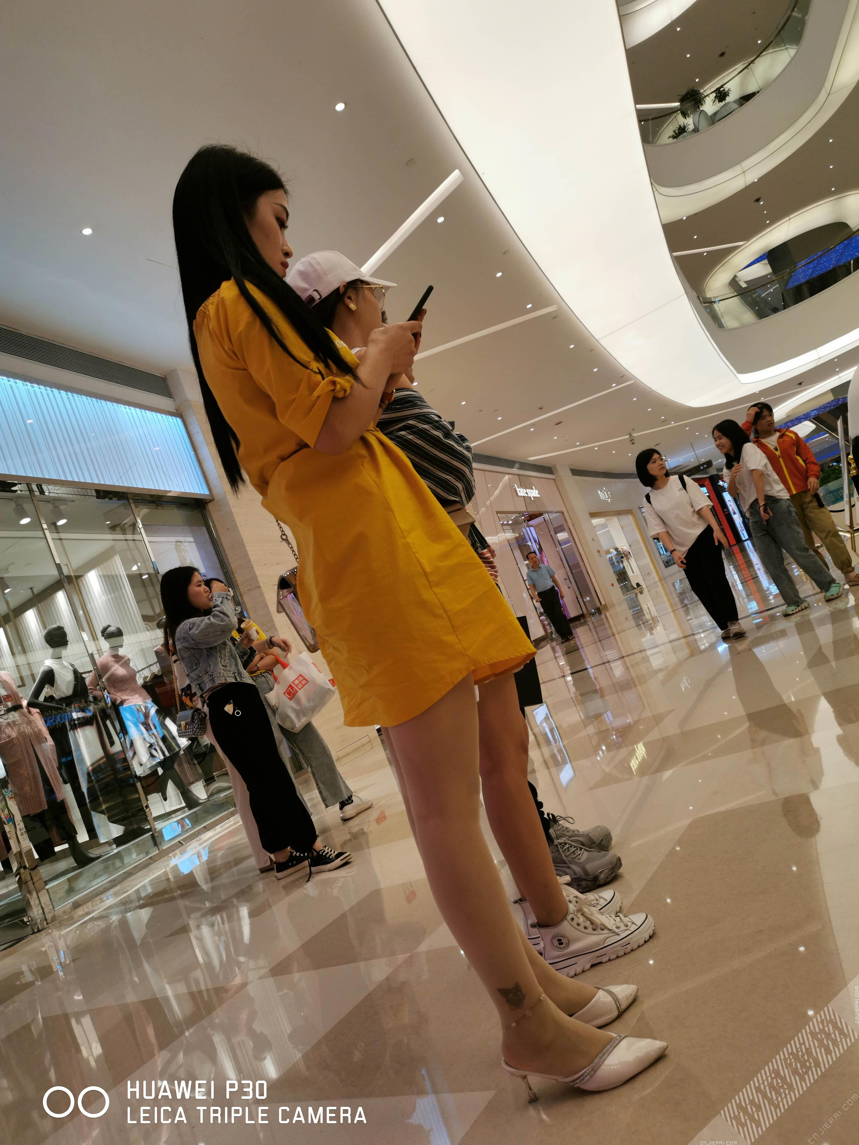 逛商场的黄色连衣裙少妇，微露黑色安全裤 图2