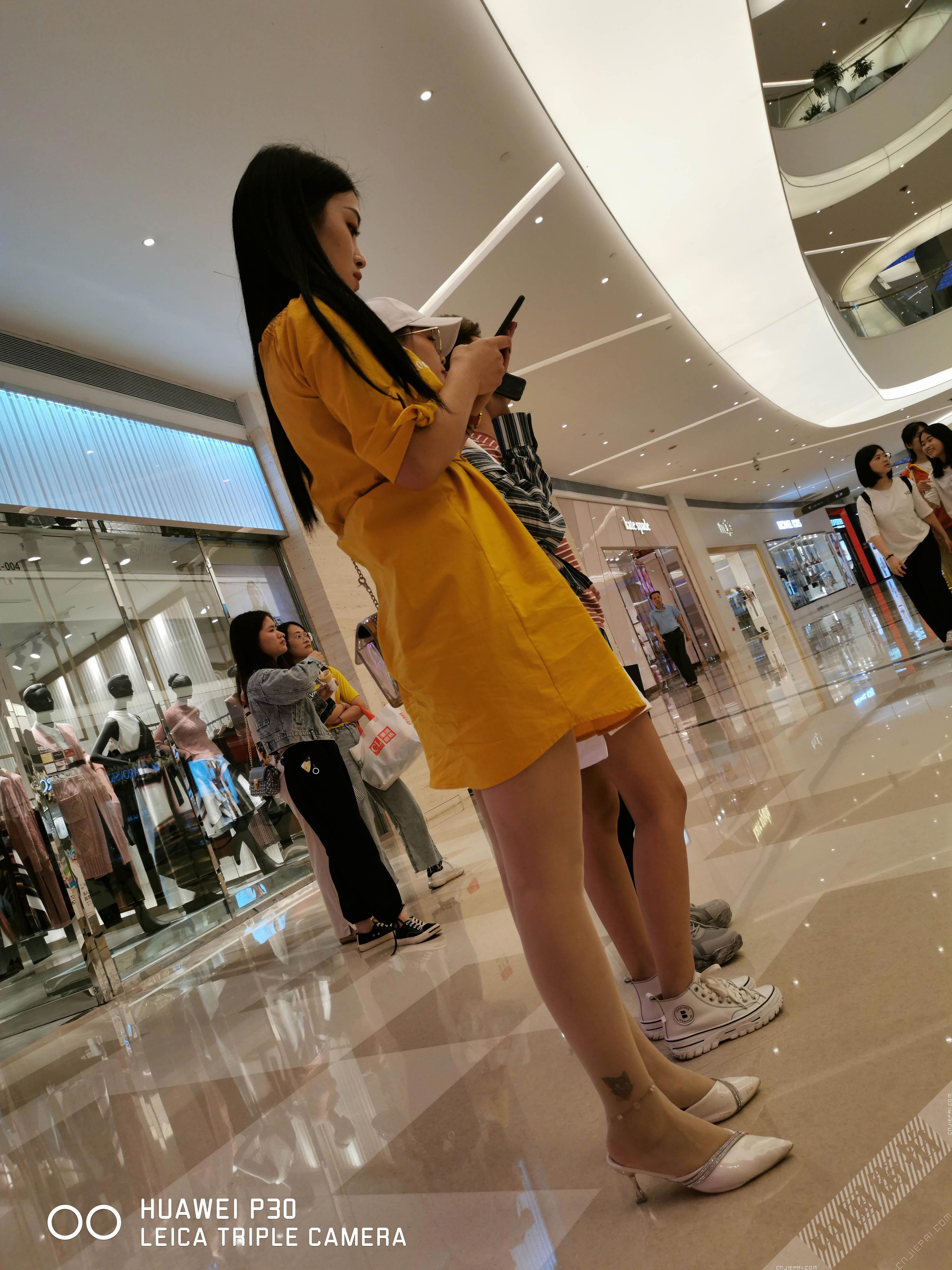逛商场的黄色连衣裙少妇，微露黑色安全裤 图6