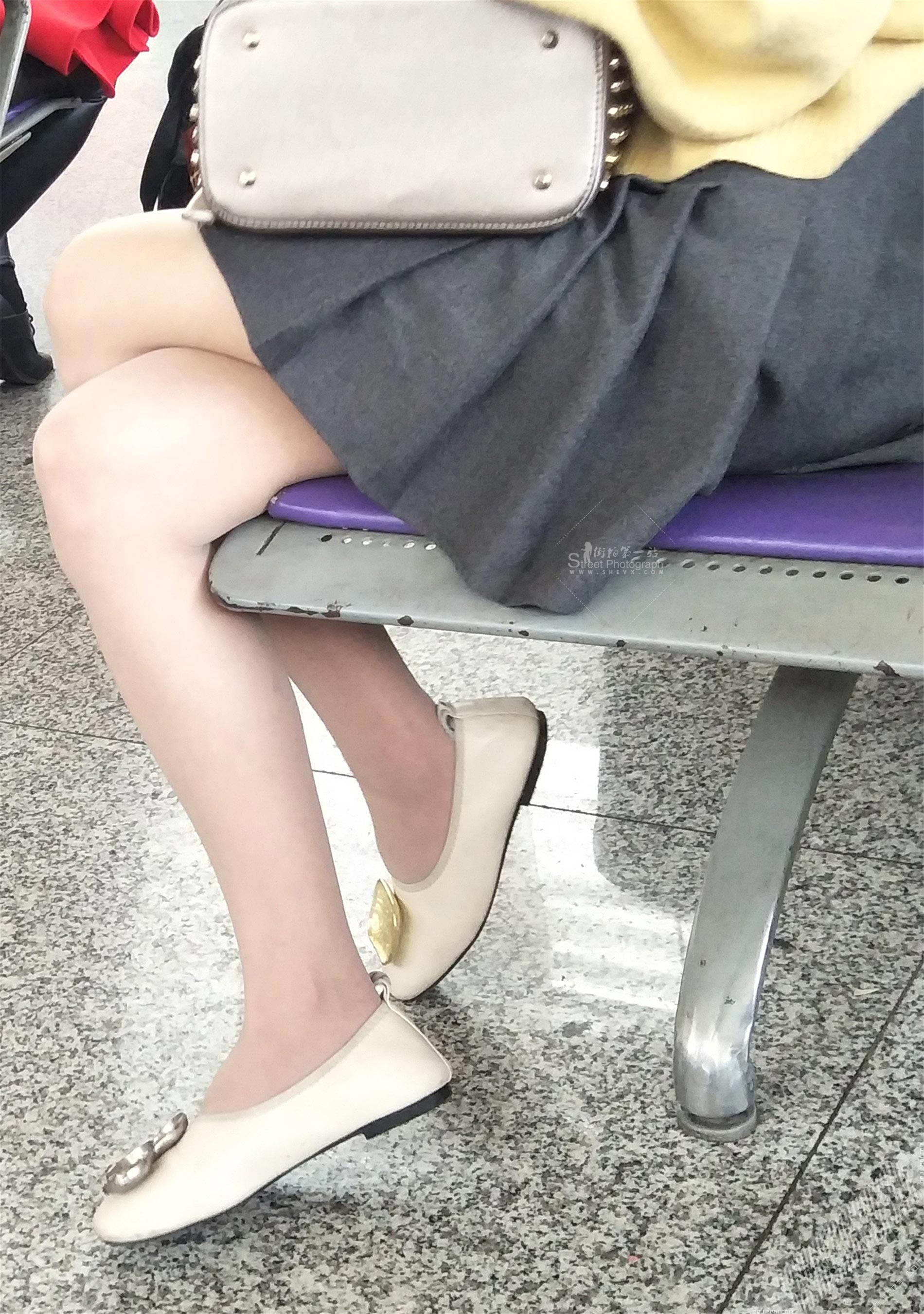 候车室短裙长发美女，薄薄的丝袜诱人的美腿 图5