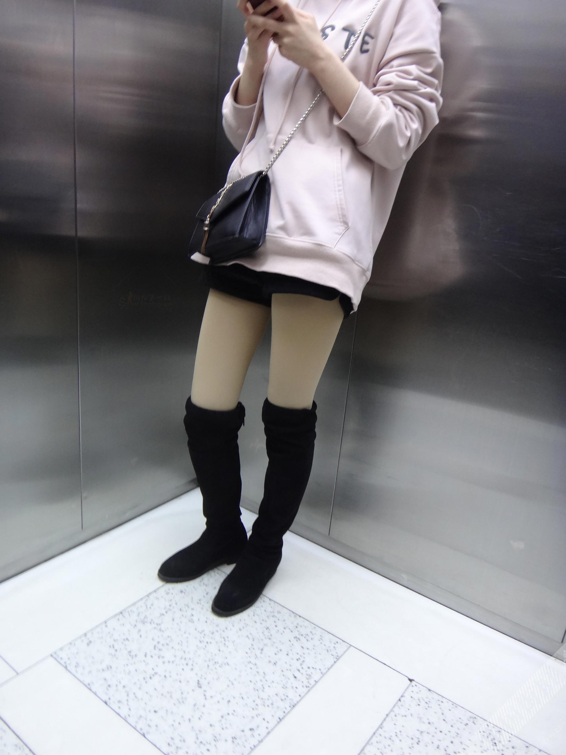 一起坐电梯的美女，性感长靴配光腿神器冬日诱惑 图1