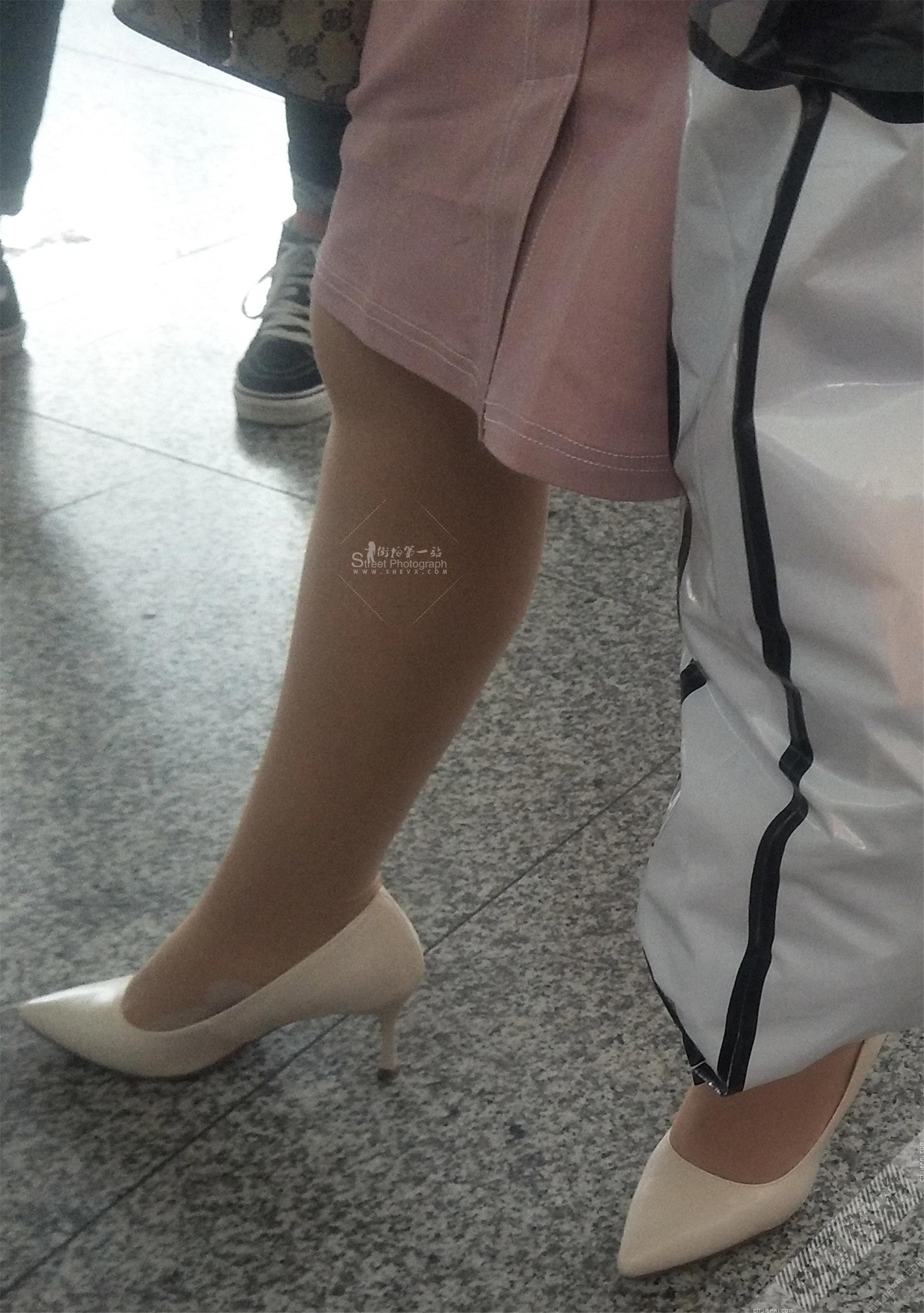 粉色短裙厚肉丝白色高跟鞋美女 图5