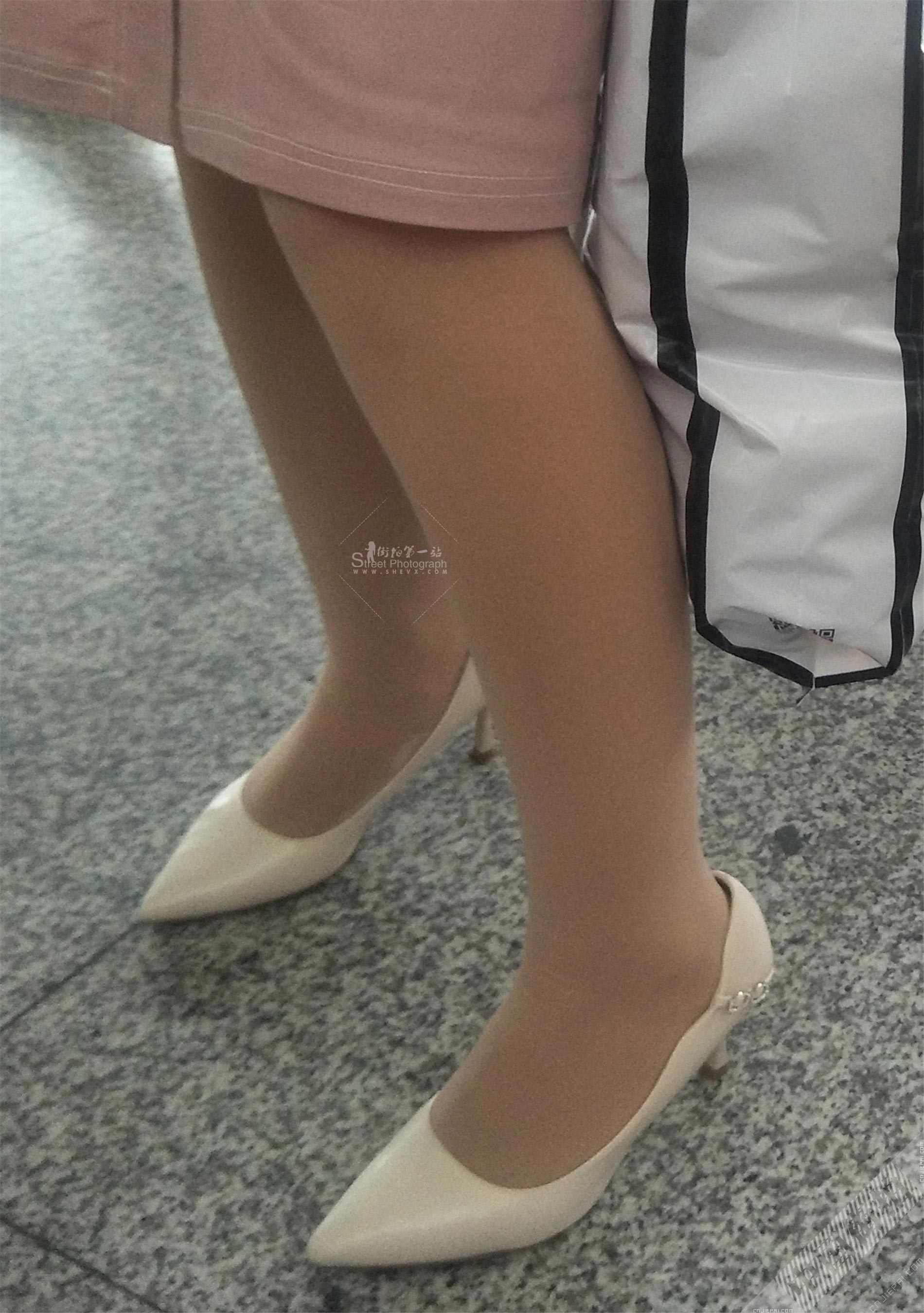 粉色短裙厚肉丝白色高跟鞋美女 图6