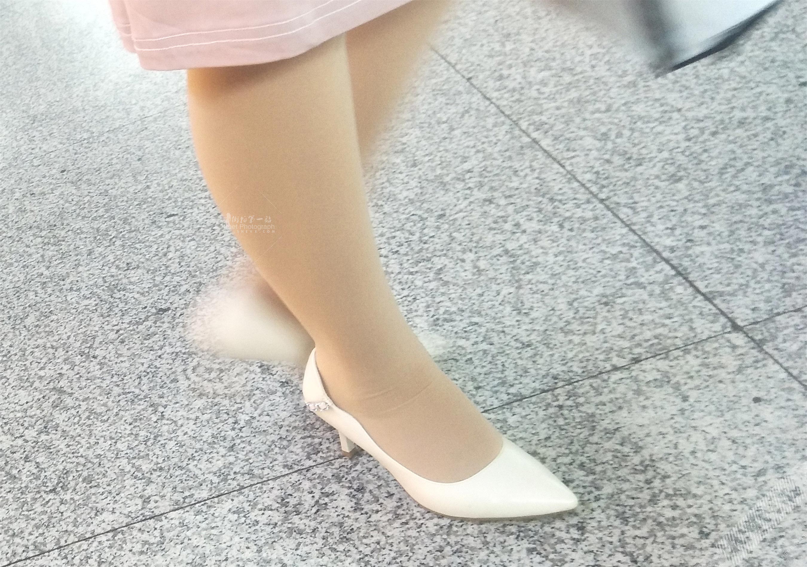 粉色短裙厚肉丝白色高跟鞋美女 图9