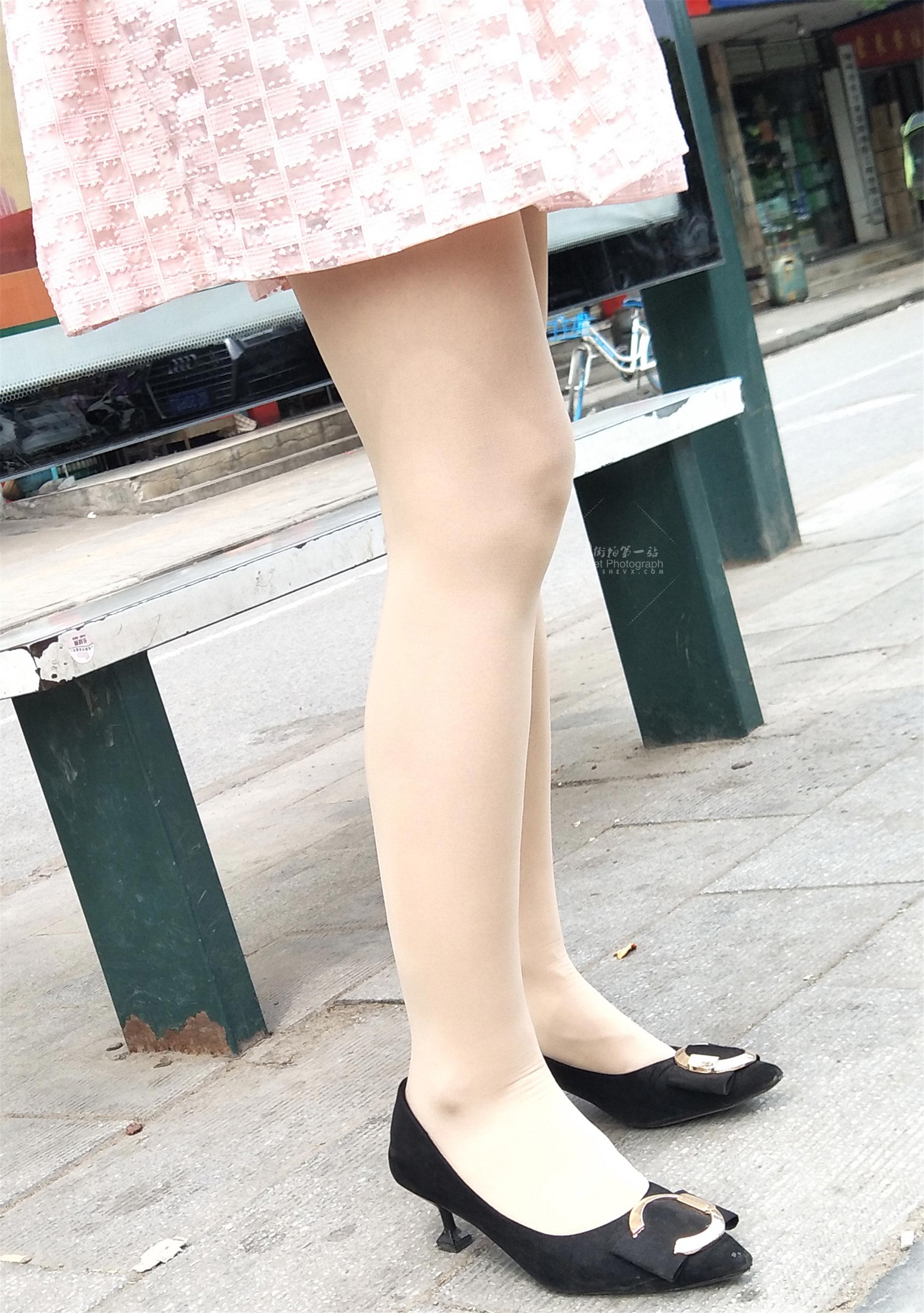 跟拍粉色短裙少妇坐公交，性感肉丝美腿 图2