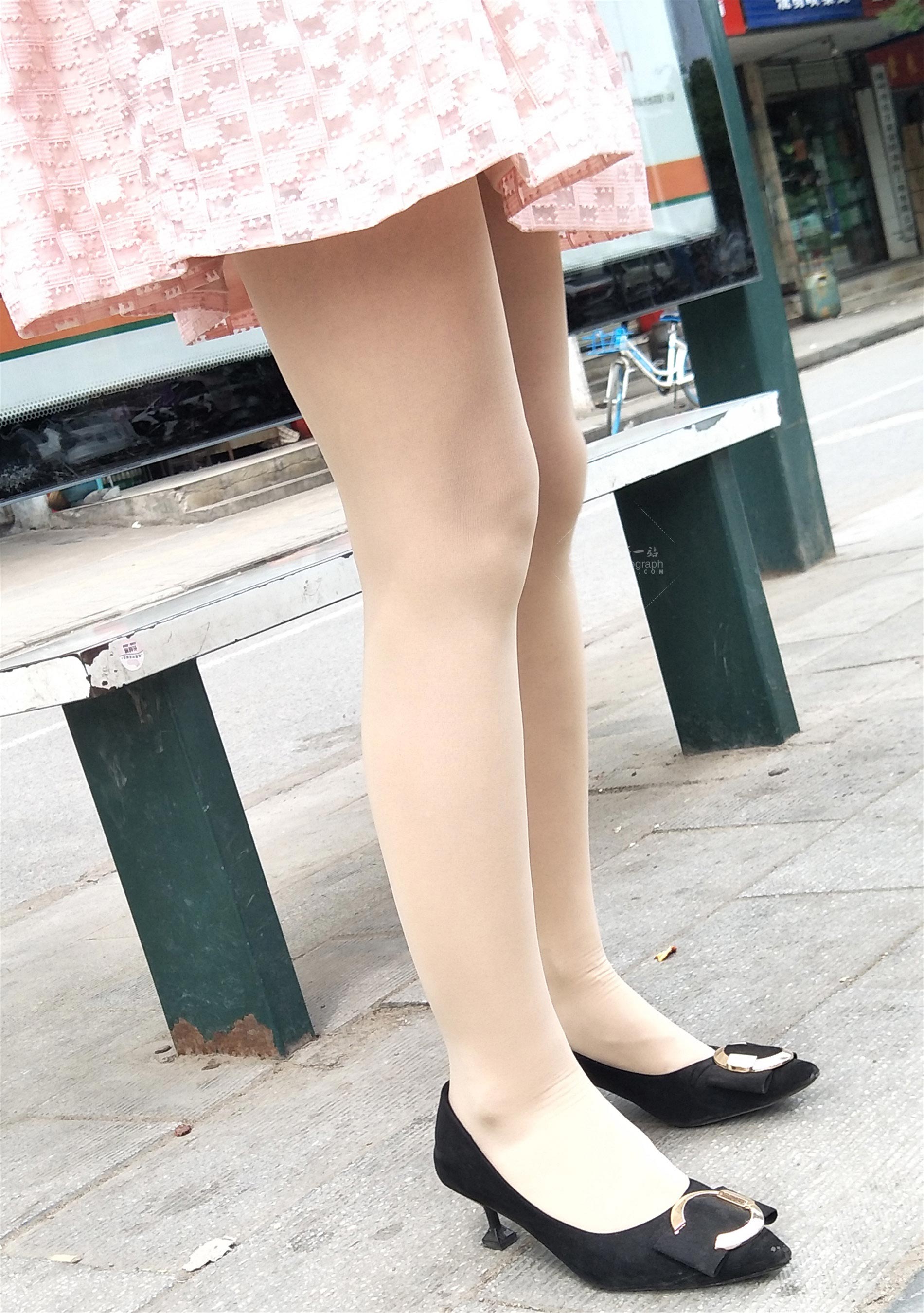 跟拍粉色短裙少妇坐公交，性感肉丝美腿 图10