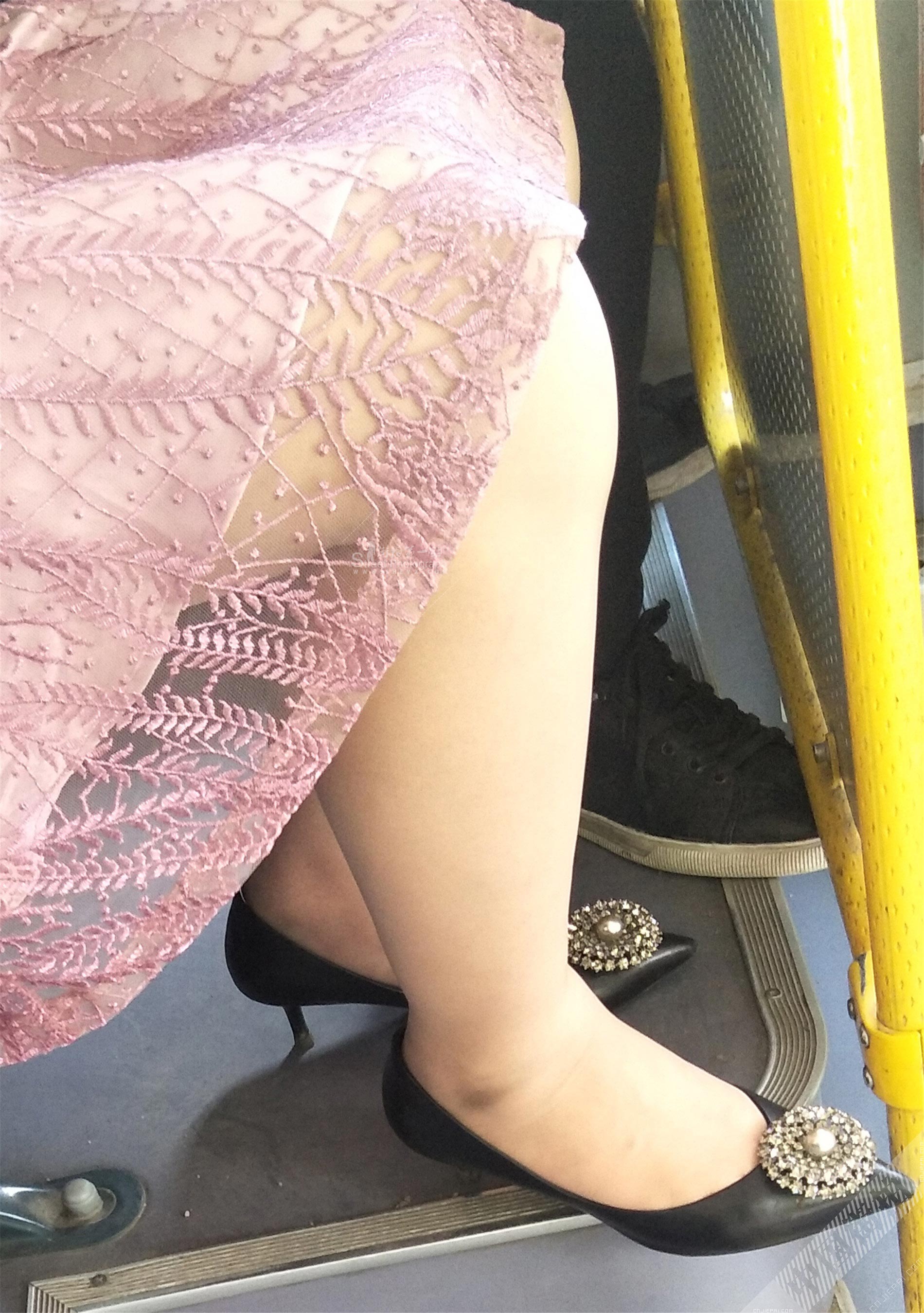 公交车上少妇的超薄肉丝美腿 图2