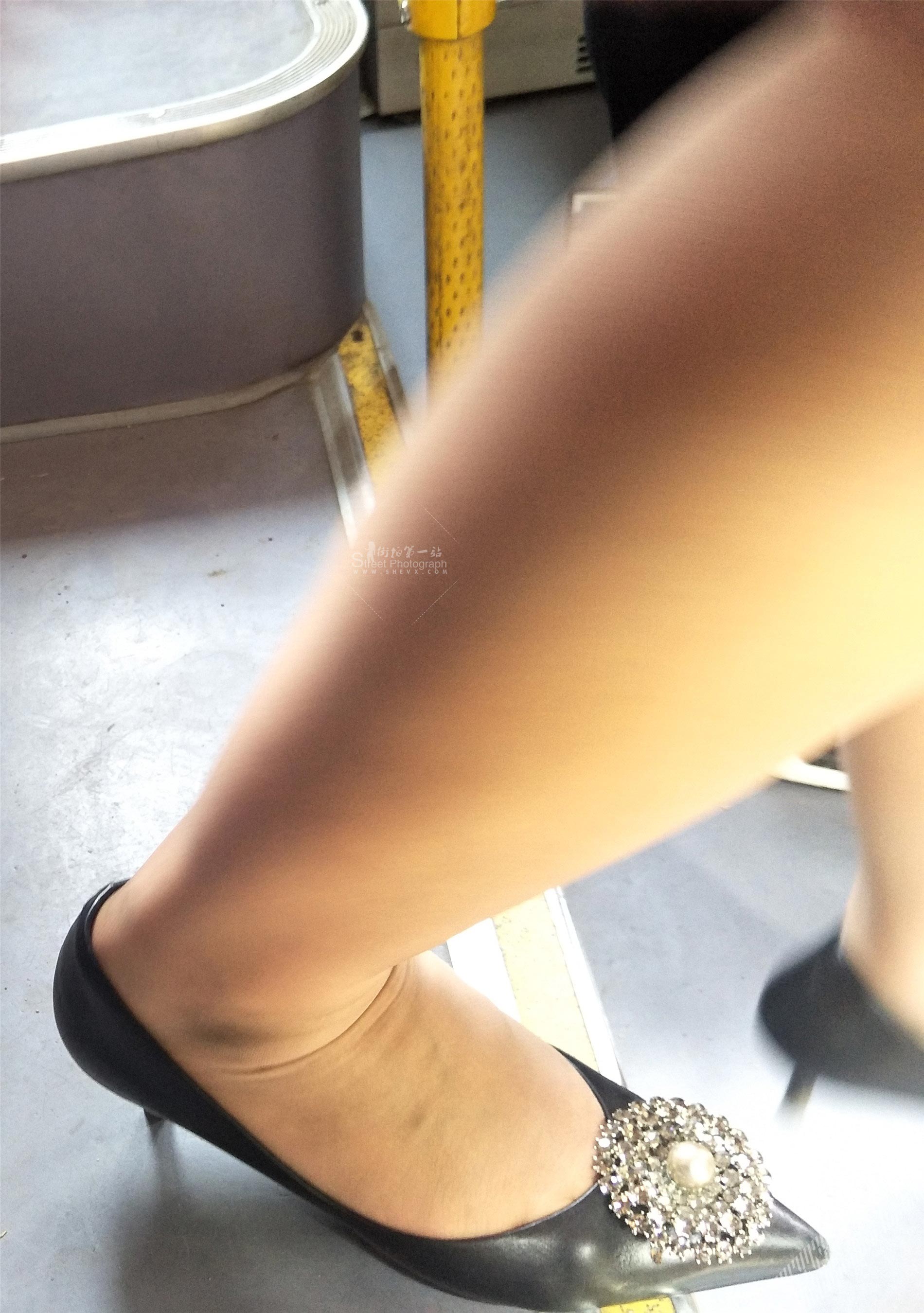 公交车上少妇的超薄肉丝美腿 图6