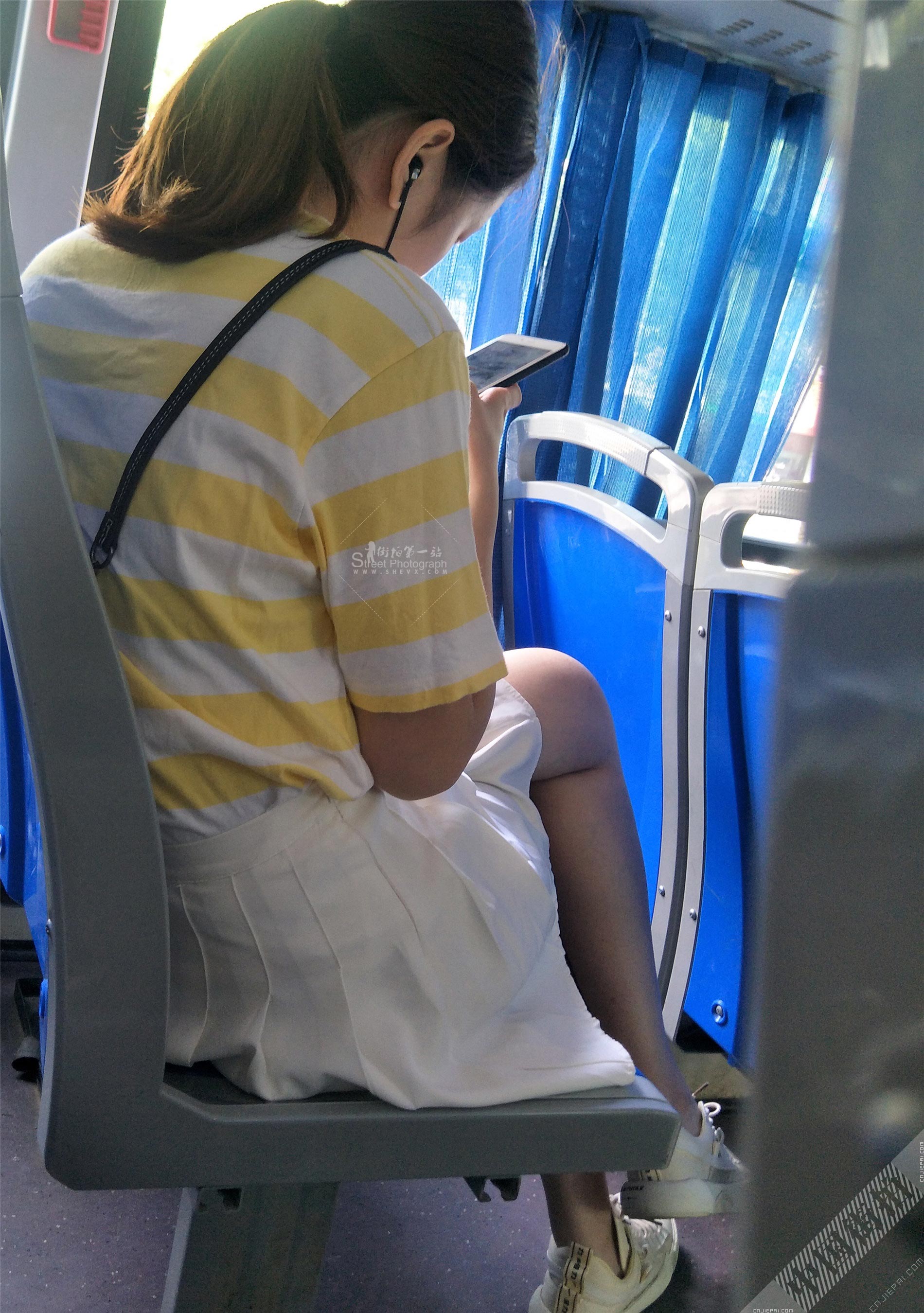 公交车跟拍短裙美女，漂亮肉色丝袜美腿 图1